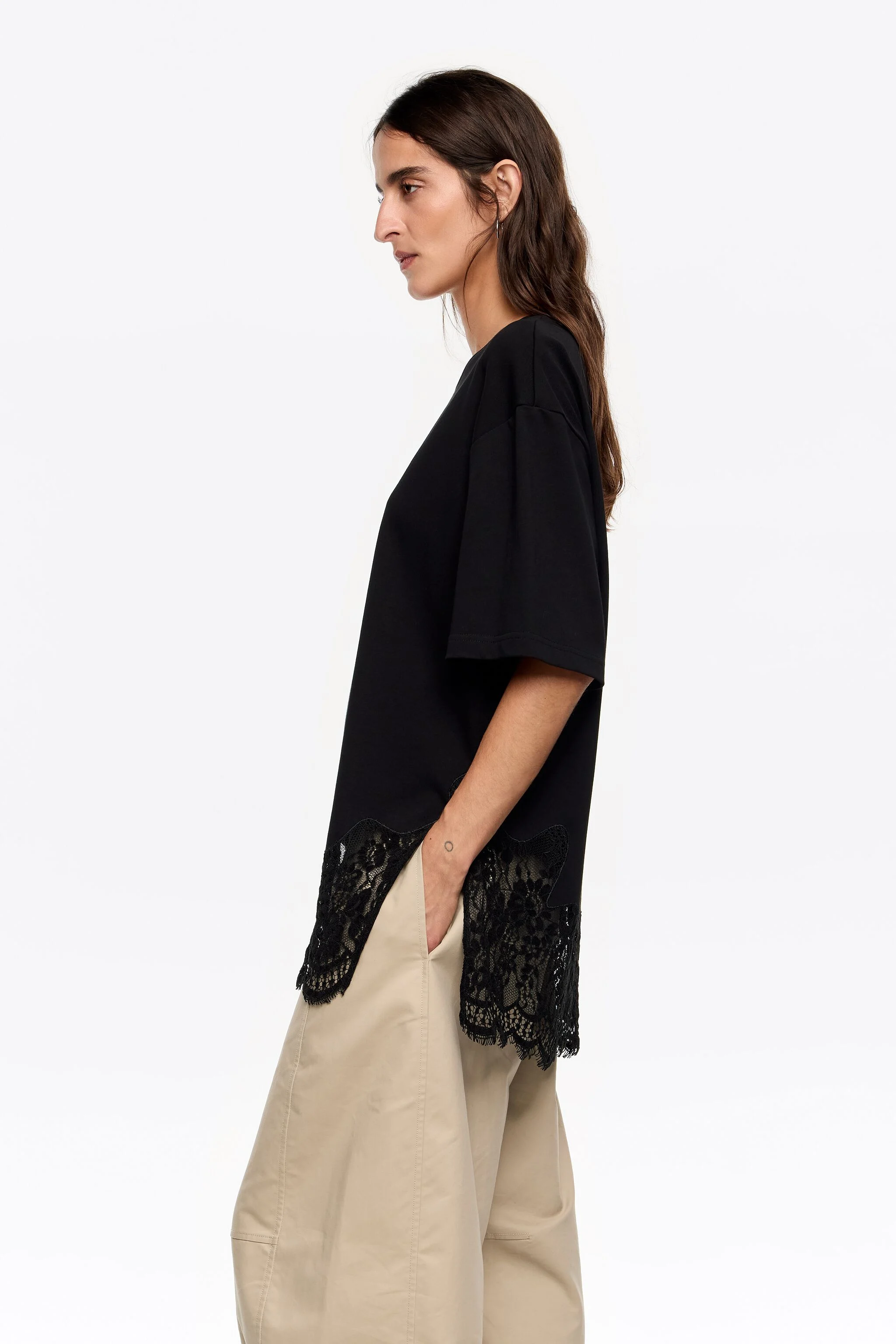 Camiseta preta de renda oversized