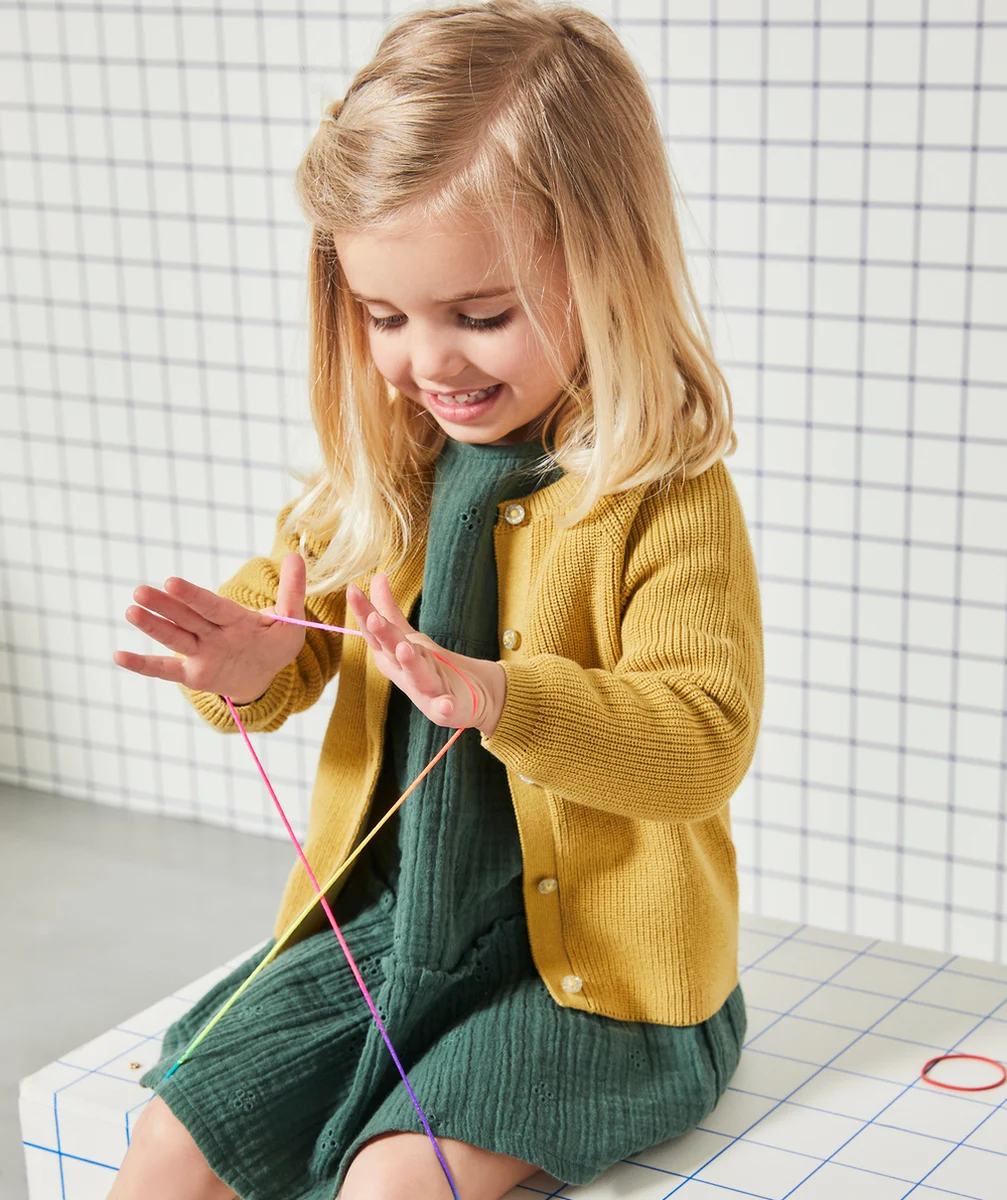 CARDIGAN EN MAILLE BÉBÉ FILLE JAUNE AVEC BOUTONS PAILLETÉS