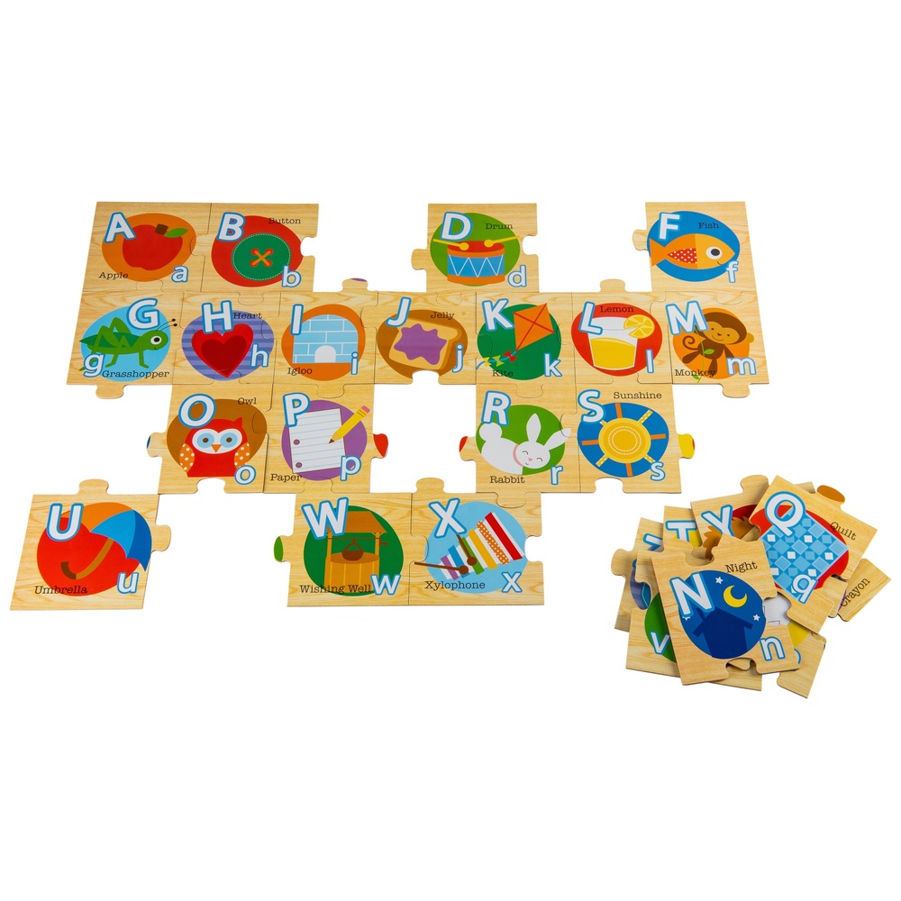 Bodenpuzzle mit hölzernem Alphabet