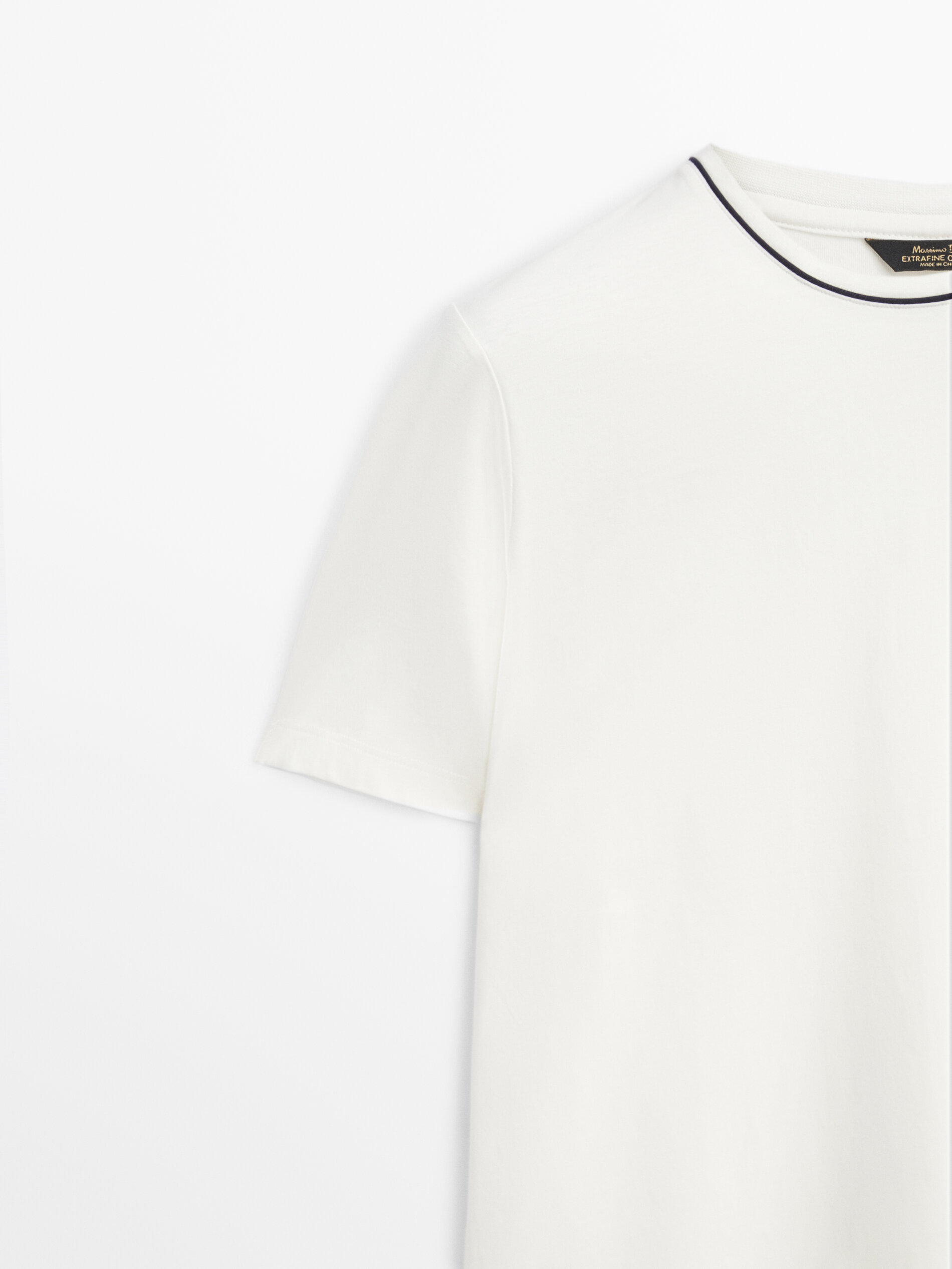 Camiseta curta de mangá com detalhes contrastantes - RAW