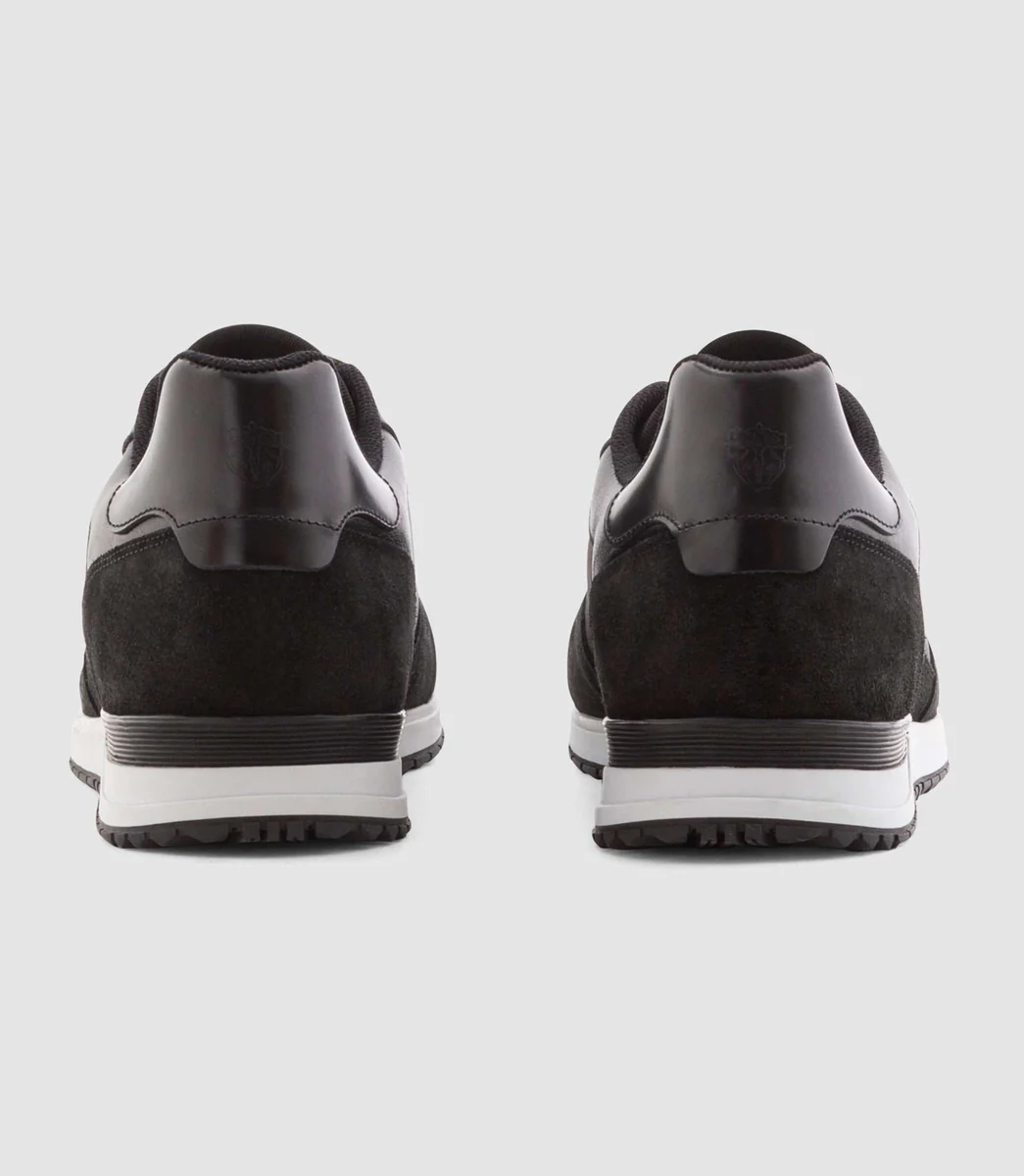 Sneakers en cuir noir 