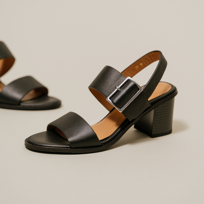 Sandales à talons et brides  en cuir noir