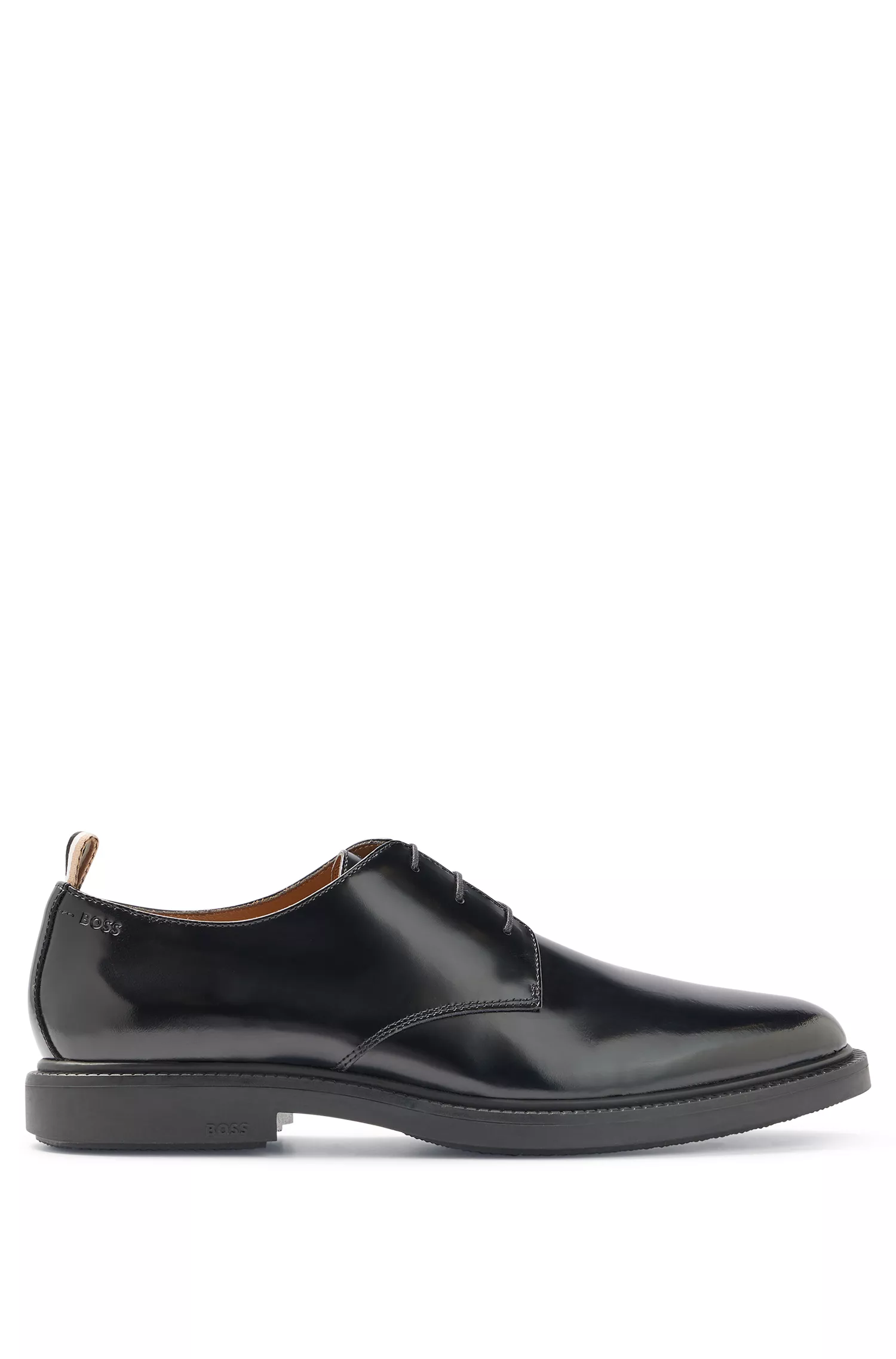 Sapatos BOSS Derby pretos em couro escovado com detalhes do logotipo.