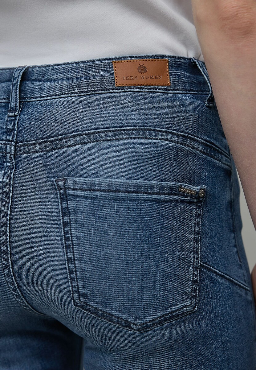 IKKS<br>Calça jeans boca de sino desgastada