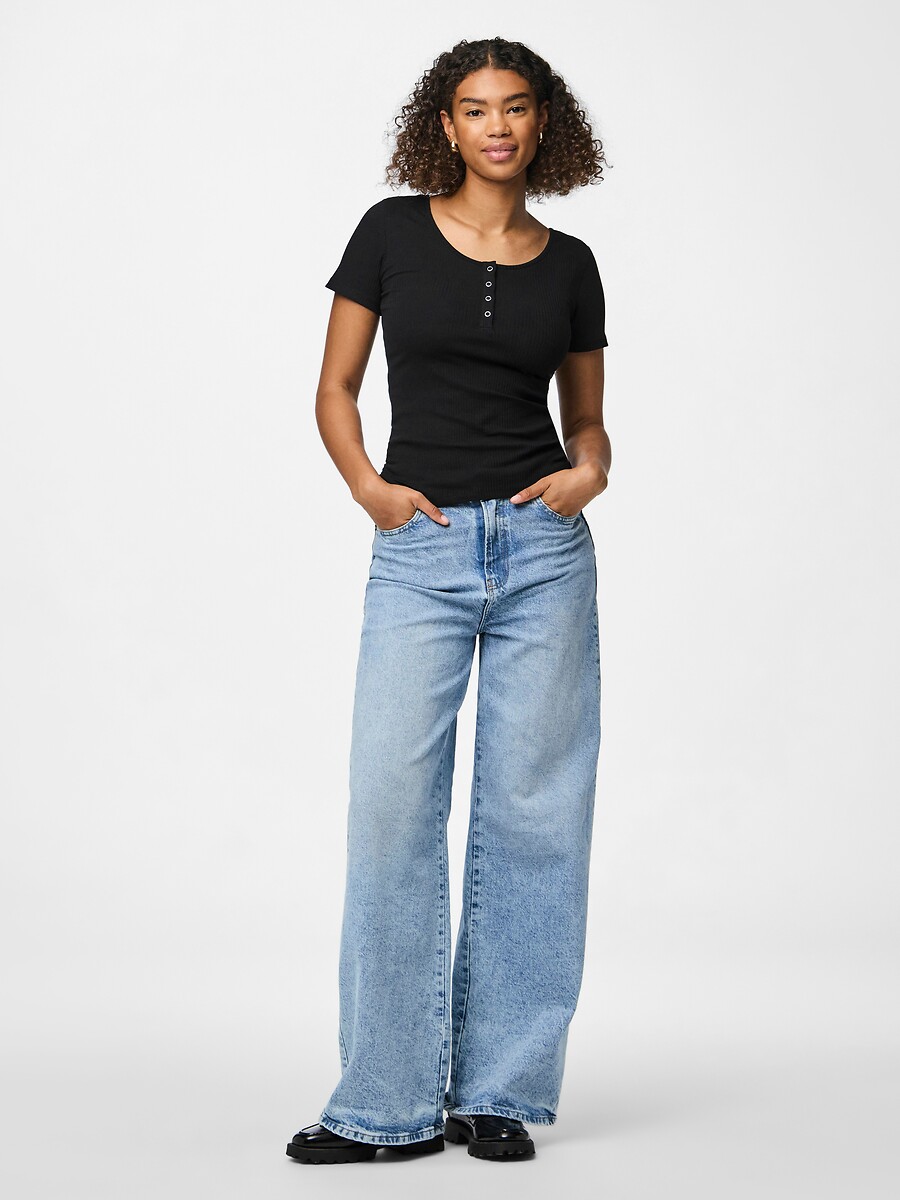 PEÇAS<br>Camiseta com fechamento por botões