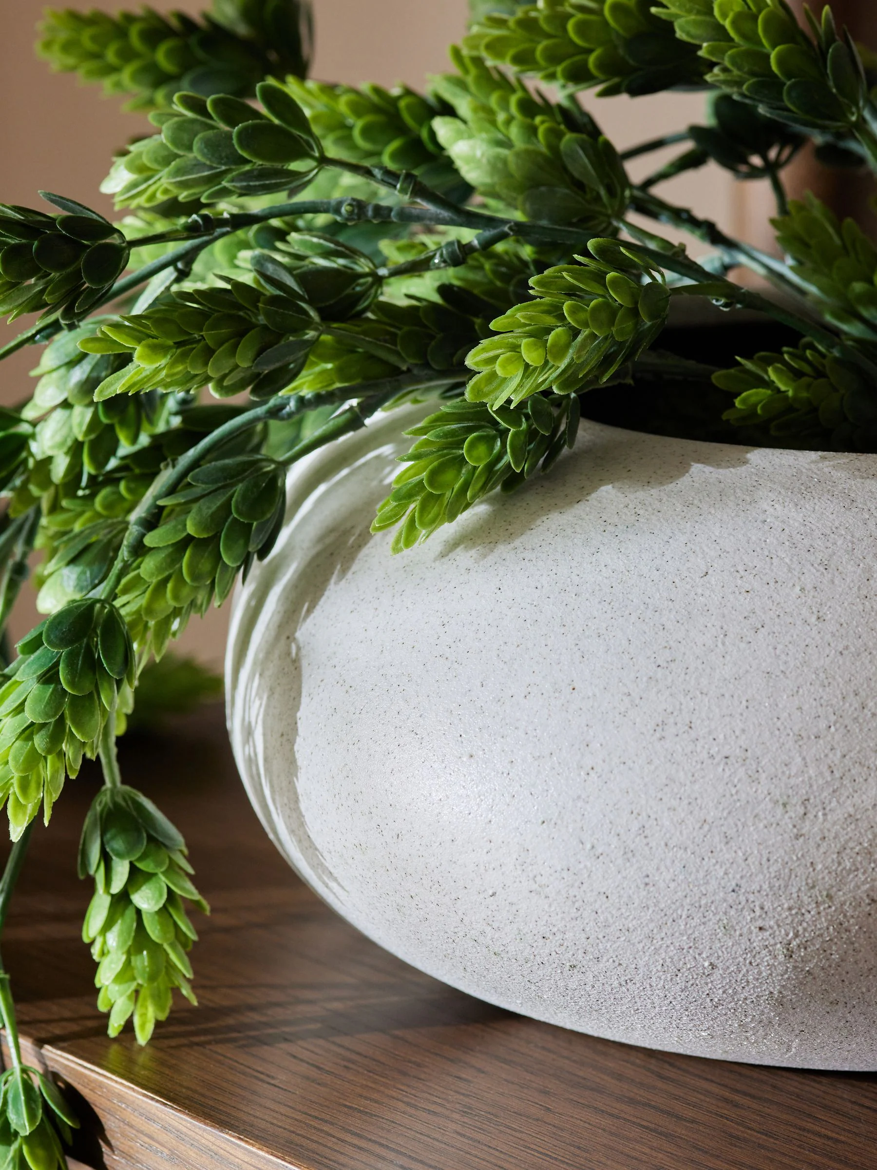 Kunstmatige hangende hop in witte keramische pot