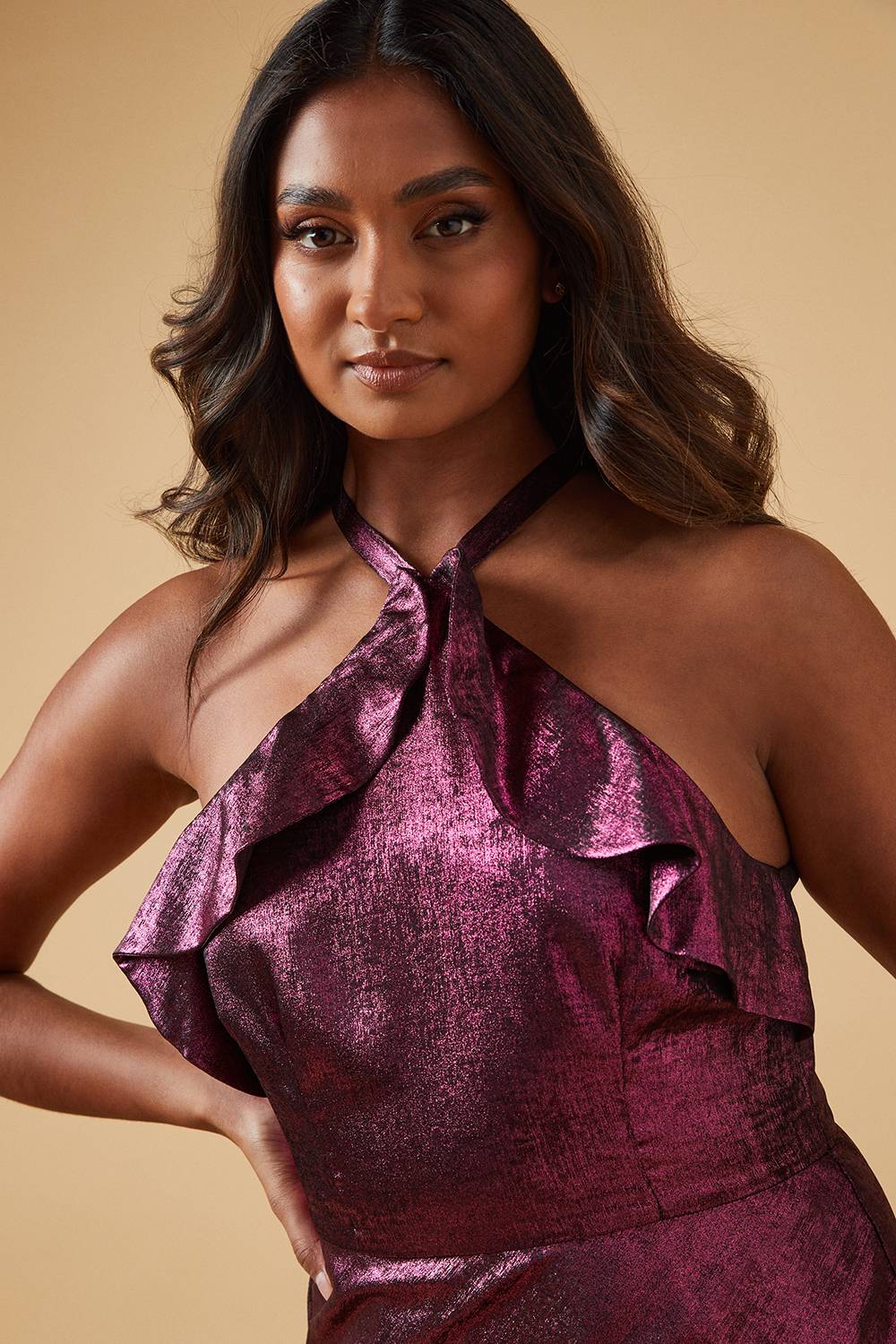 Oasis Robe Mi-Longue à Col Halter et Volants en Tissu Métallisé