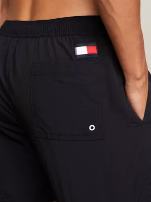 Calções de banho de comprimento médio com cordão e estampa de bandeira.