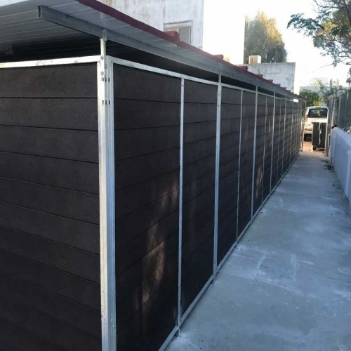 Painel lateral traseiro em polietileno na cor metálica