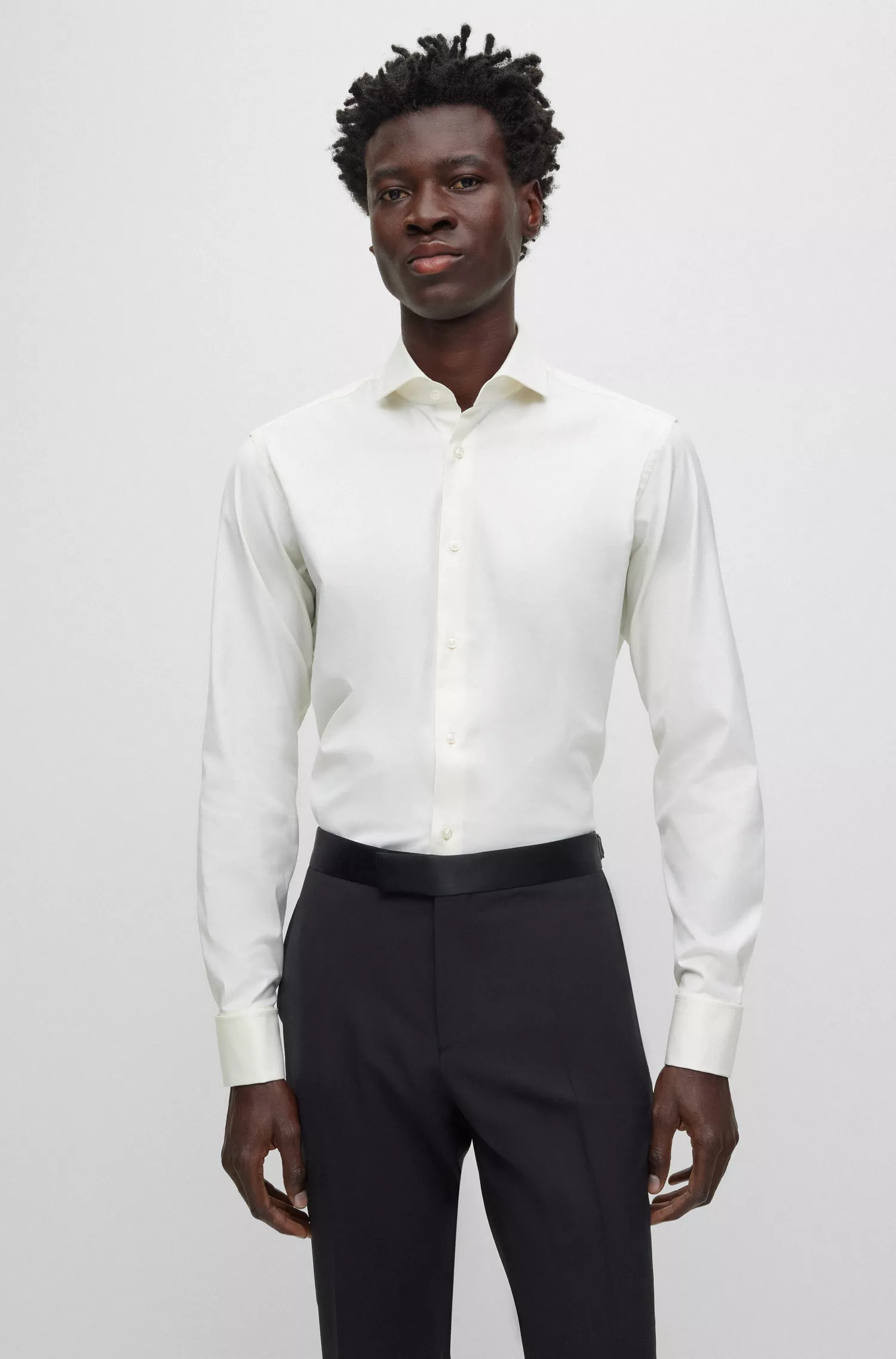 Camisa BOSS preta de corte regular em sarja de algodão com elastano.