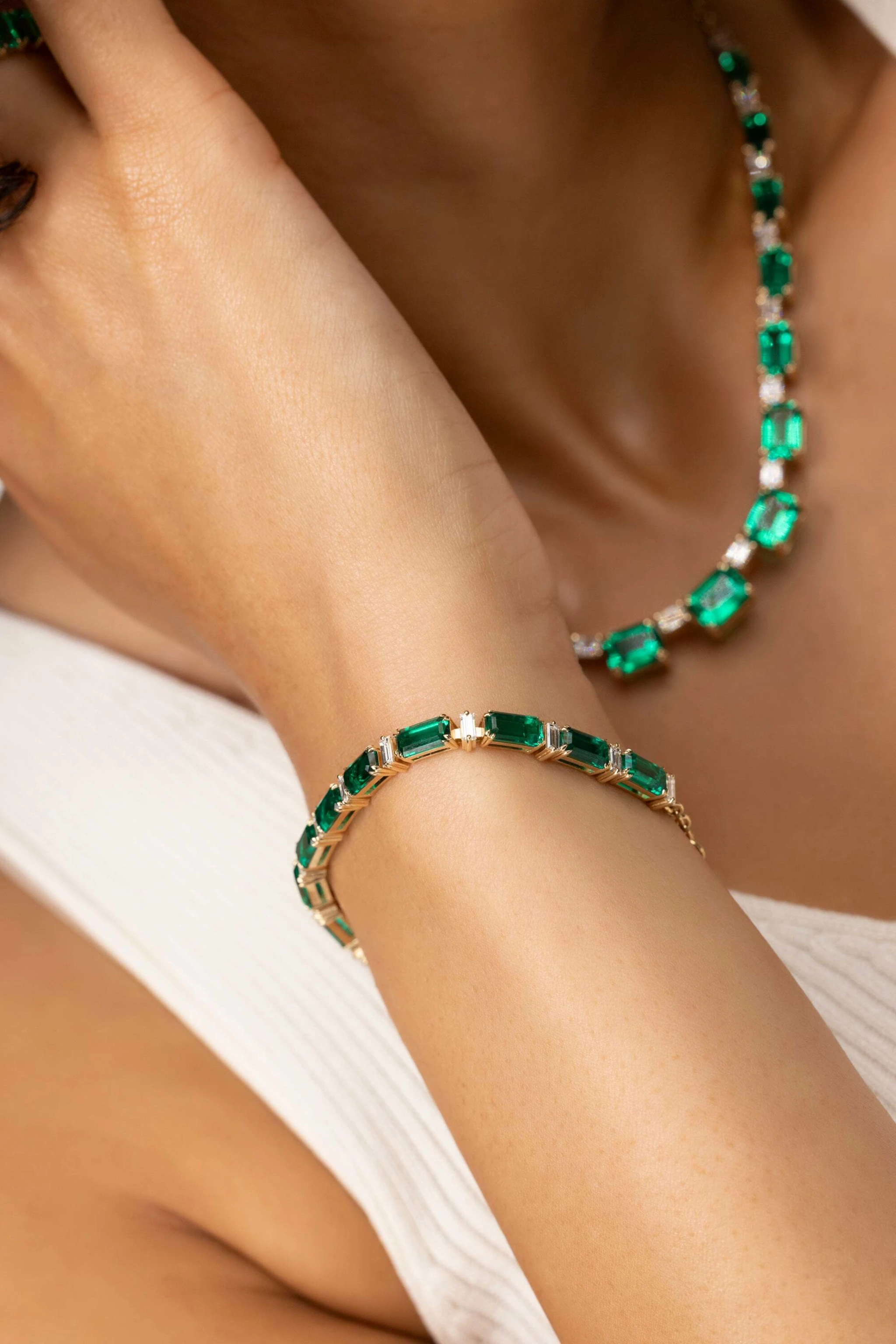 VEYNOU Armband BEYOND EDEN aus 14 Karat Gelbgold und 8,0ct. lab-grown Smaragden und 1,0ct. Diamanten