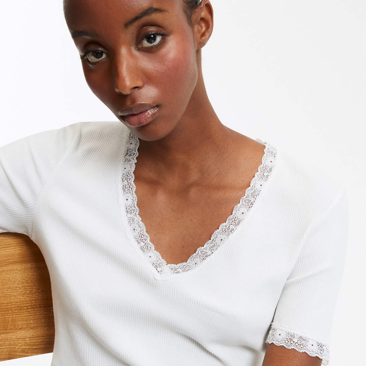 COLEÇÃO LA REDOUTE<br>Camiseta de manga curta com decote em V e detalhe em renda