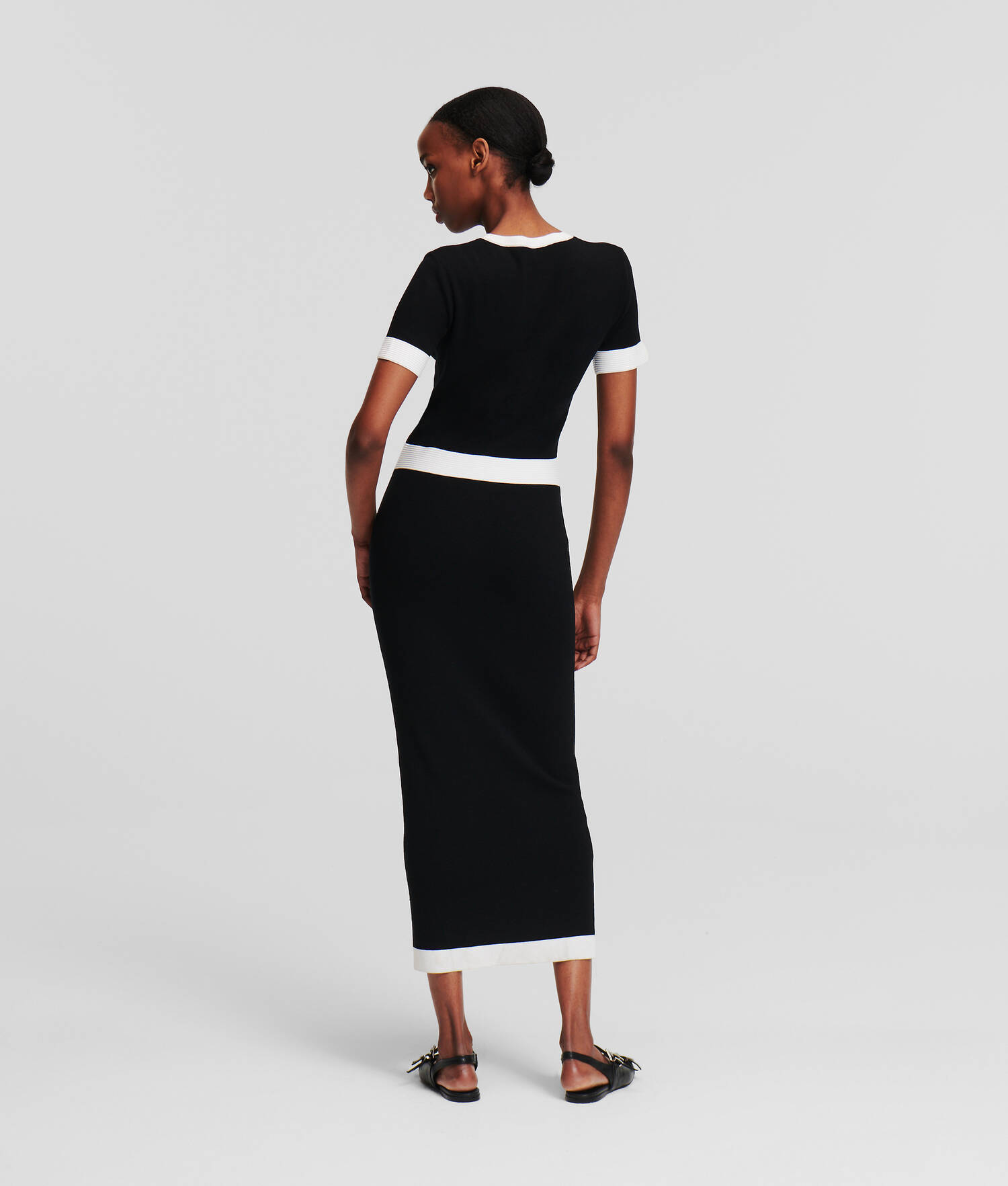 ROBE EN TRICOT À MANCHES COURTES