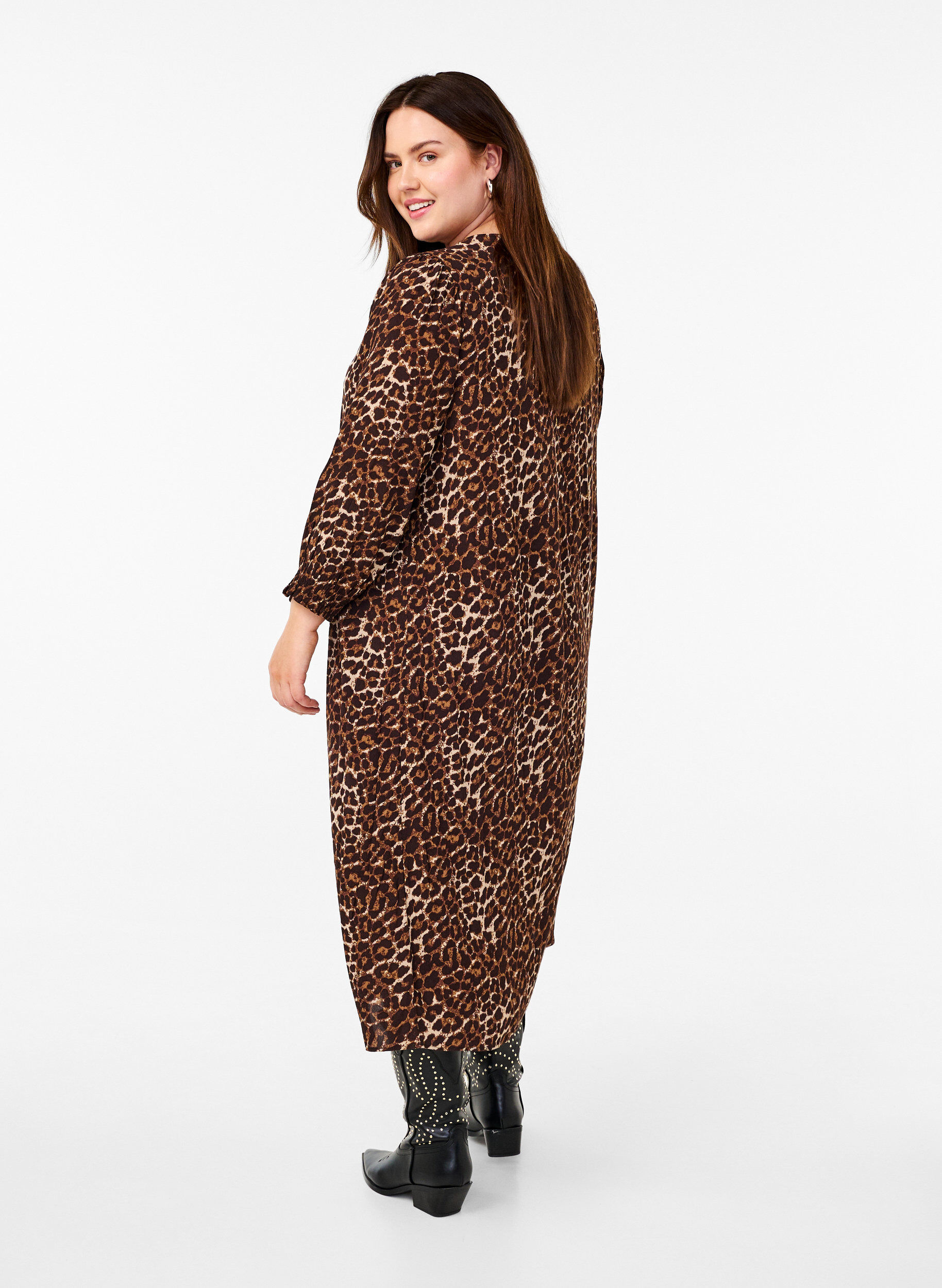 Lang kjole med leopardprint og 3/4 ærmer