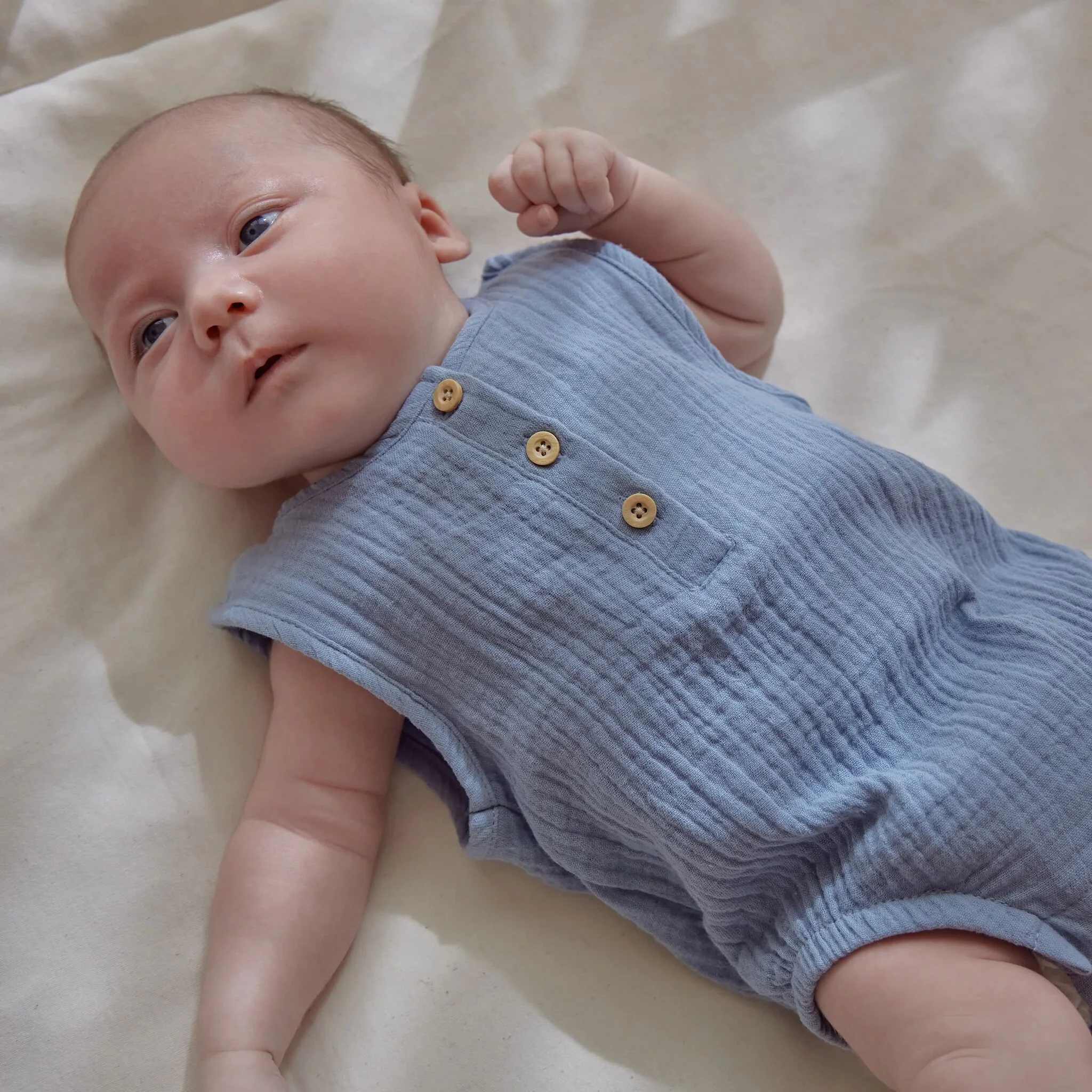 Luchtige mouwloze romper biologisch katoen met print & knoopjes