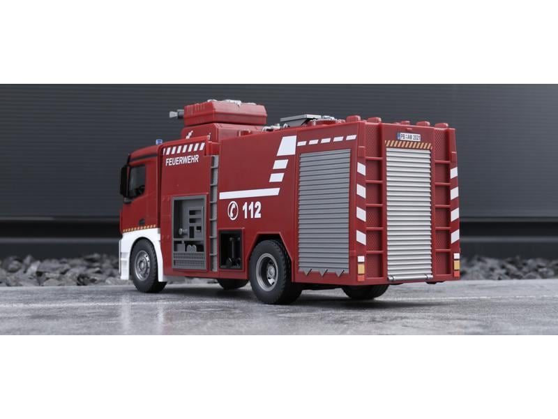 Amewi Mercedes Benz Arocs Feuerwehr Löschfahrzeug RTR, 1:18 Realistisches Feuerwehrauto mit Beleuchtung, Soundeffekten und Wasserwerfer