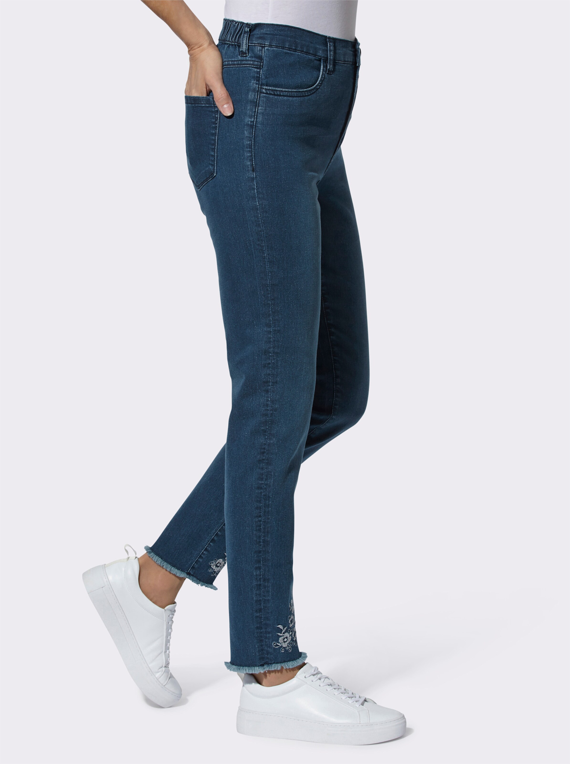 Jeans mit Stickerei-Verzierung