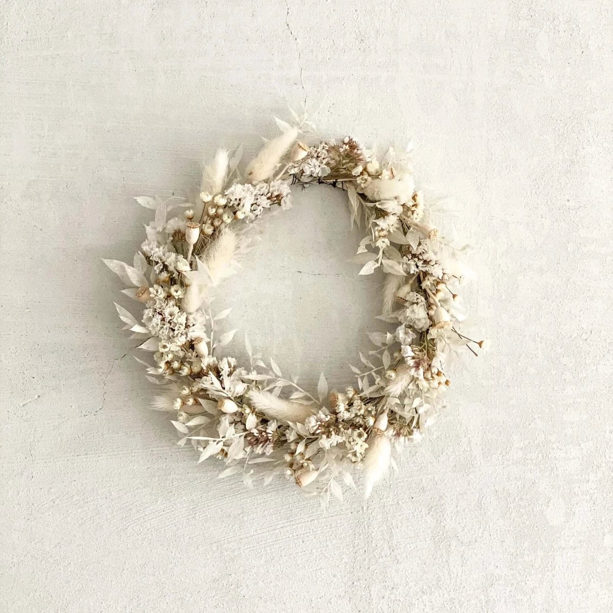 Adventskrans met gedroogde bloemen voor op een kaarsenplateau