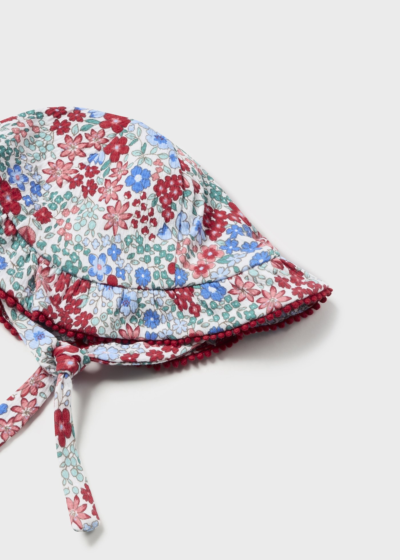 Macacãozinho Juicy para recém-nascido com chapéu e flores.