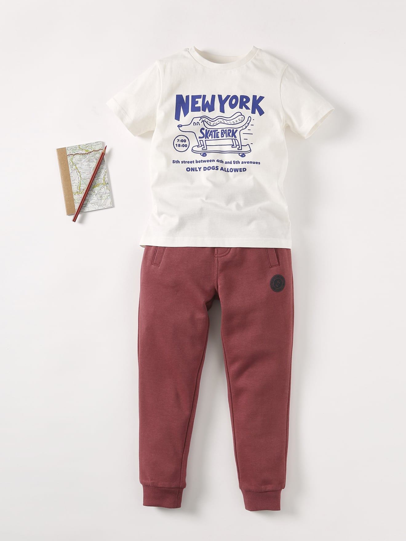 Conjunto de agasalho infantil: Calça de agasalho + Camiseta de manga curta com estampa