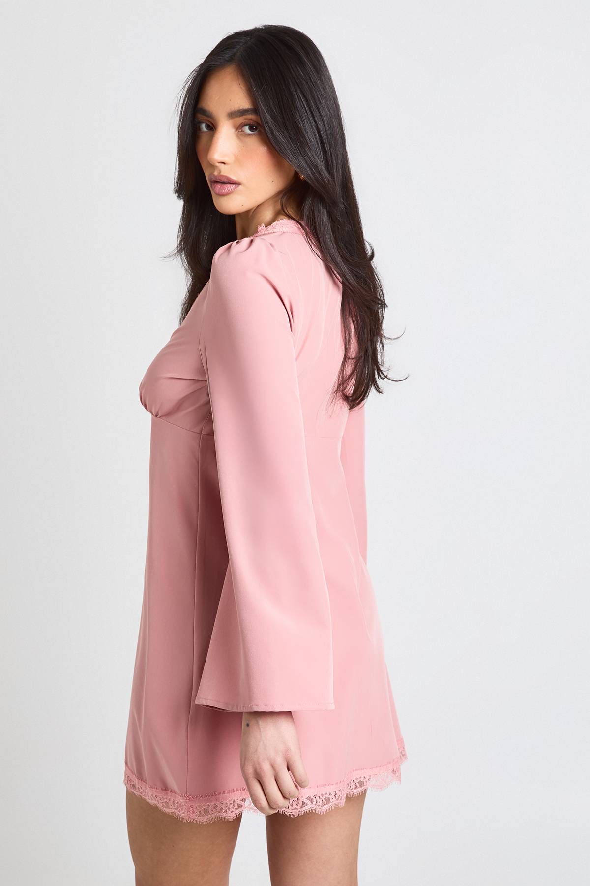 boohoo Robe Courte À Manches Évasées Avec Bordure En Dentelle
