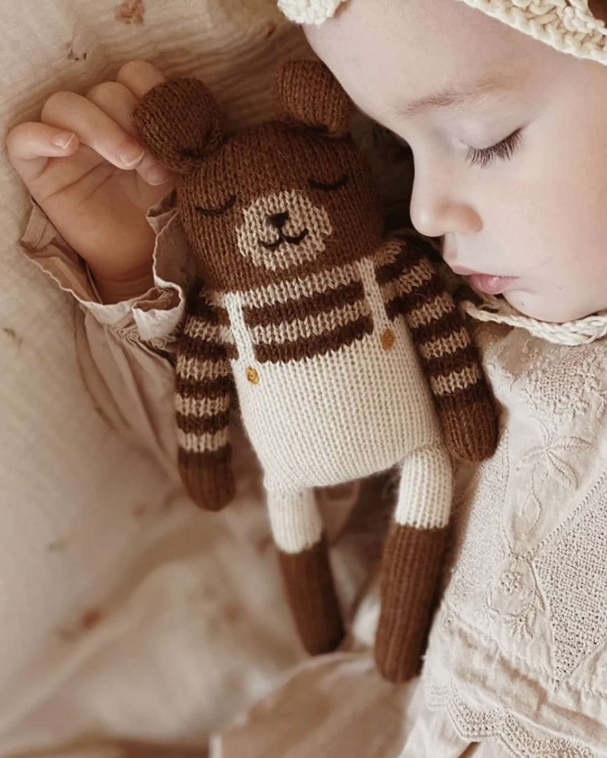 Kosebamse – Håndstrikket Alpakkaull – Unik Nyfødtbamse