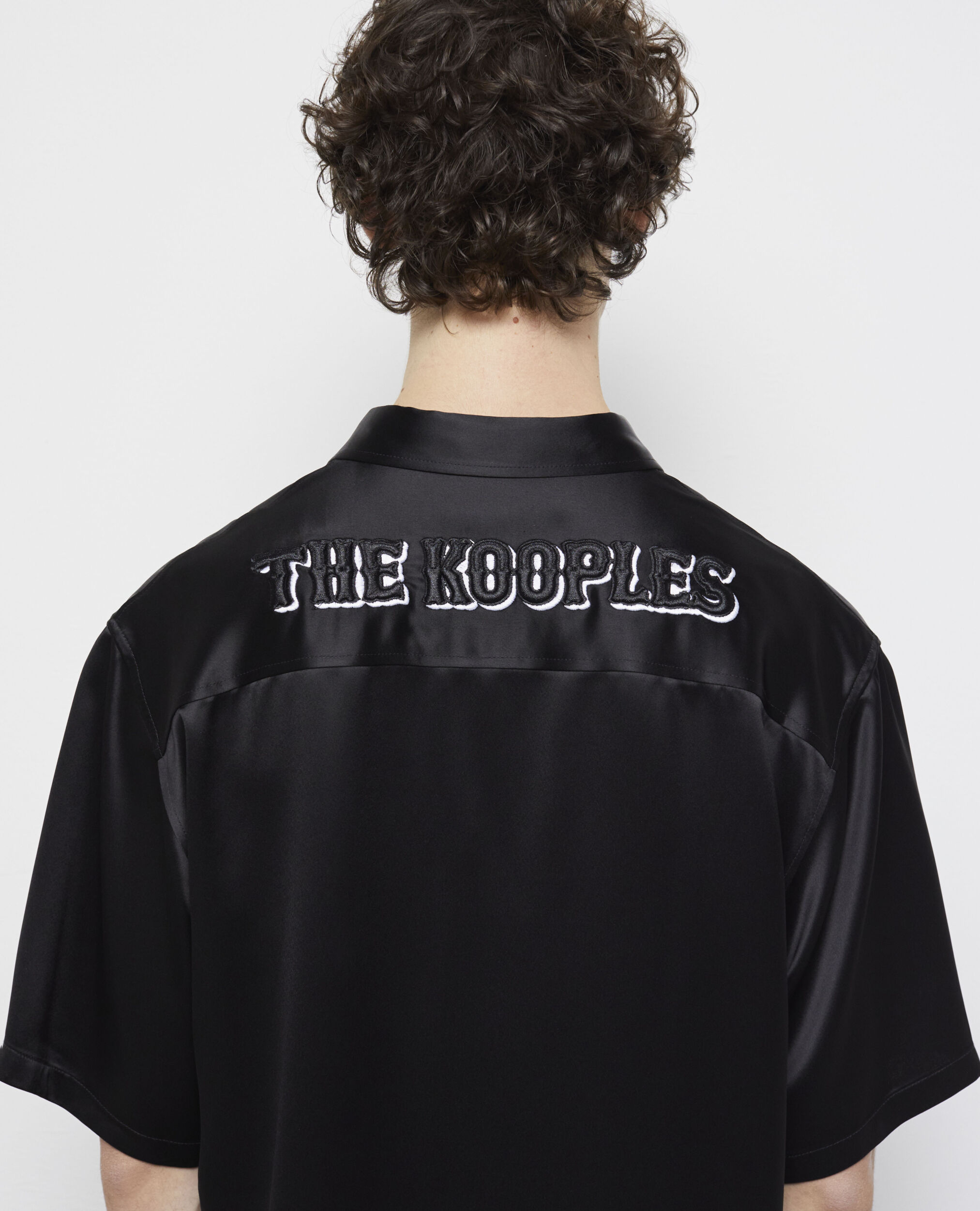 Chemise casual noire avec broderies