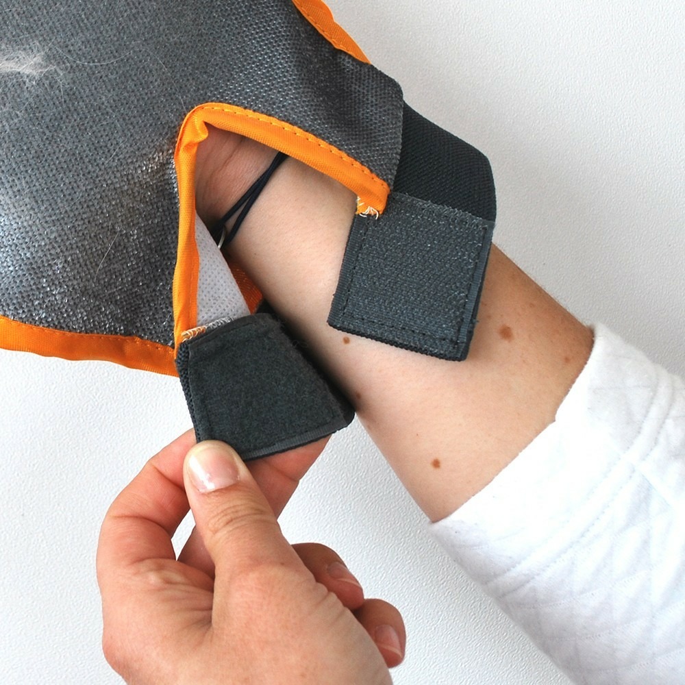 Gant de brossage 2-en-1 pour chiens et chats de , gant ambidextre, fermeture auto-agrippante, accessoire de toilettage