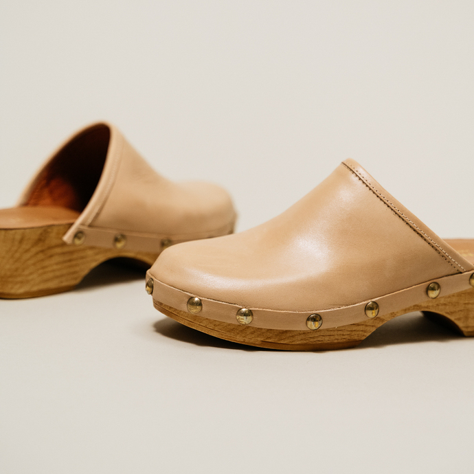 Sabots à clous  en cuir camel