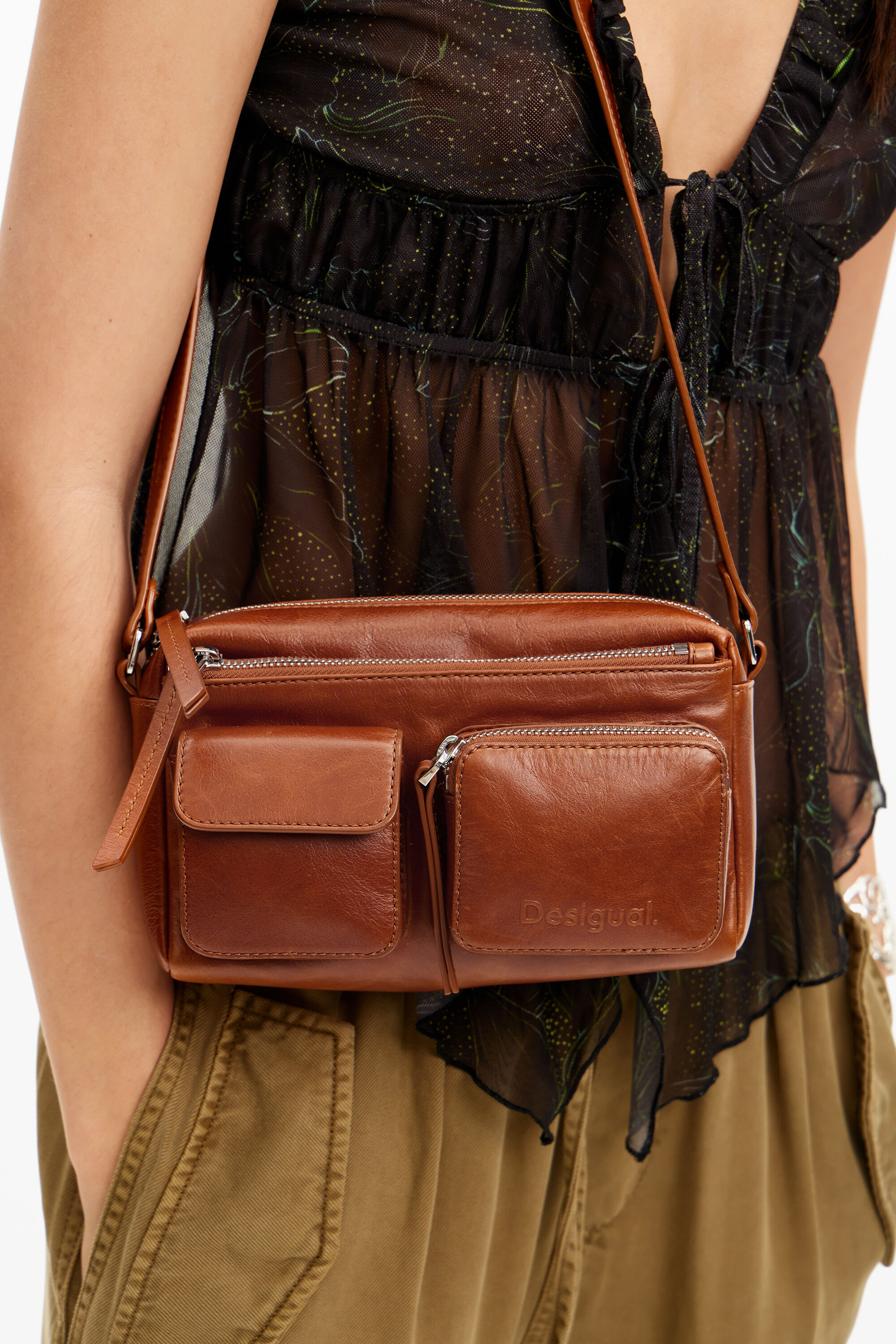Bolsa de ombro em couro com bolsos