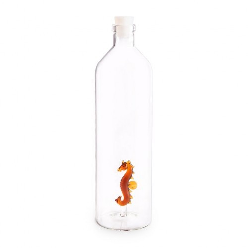 Garrafa de água de vidro transparente com cavalo-marinho.