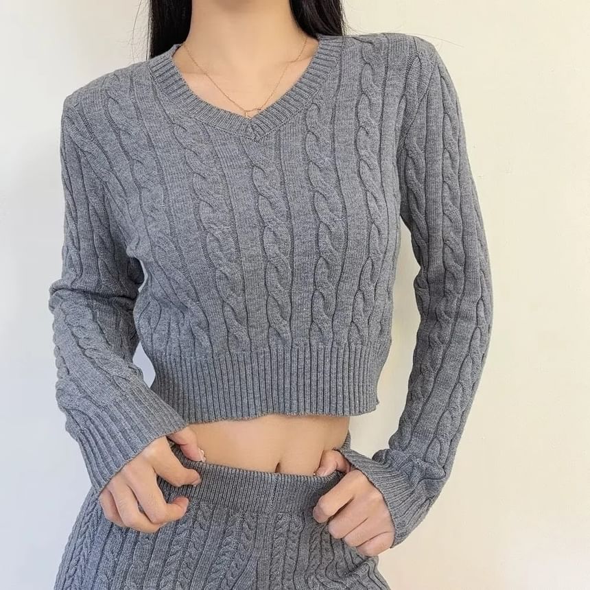 Asiris - Lange mouwen V-hals kabelgebreide crop top