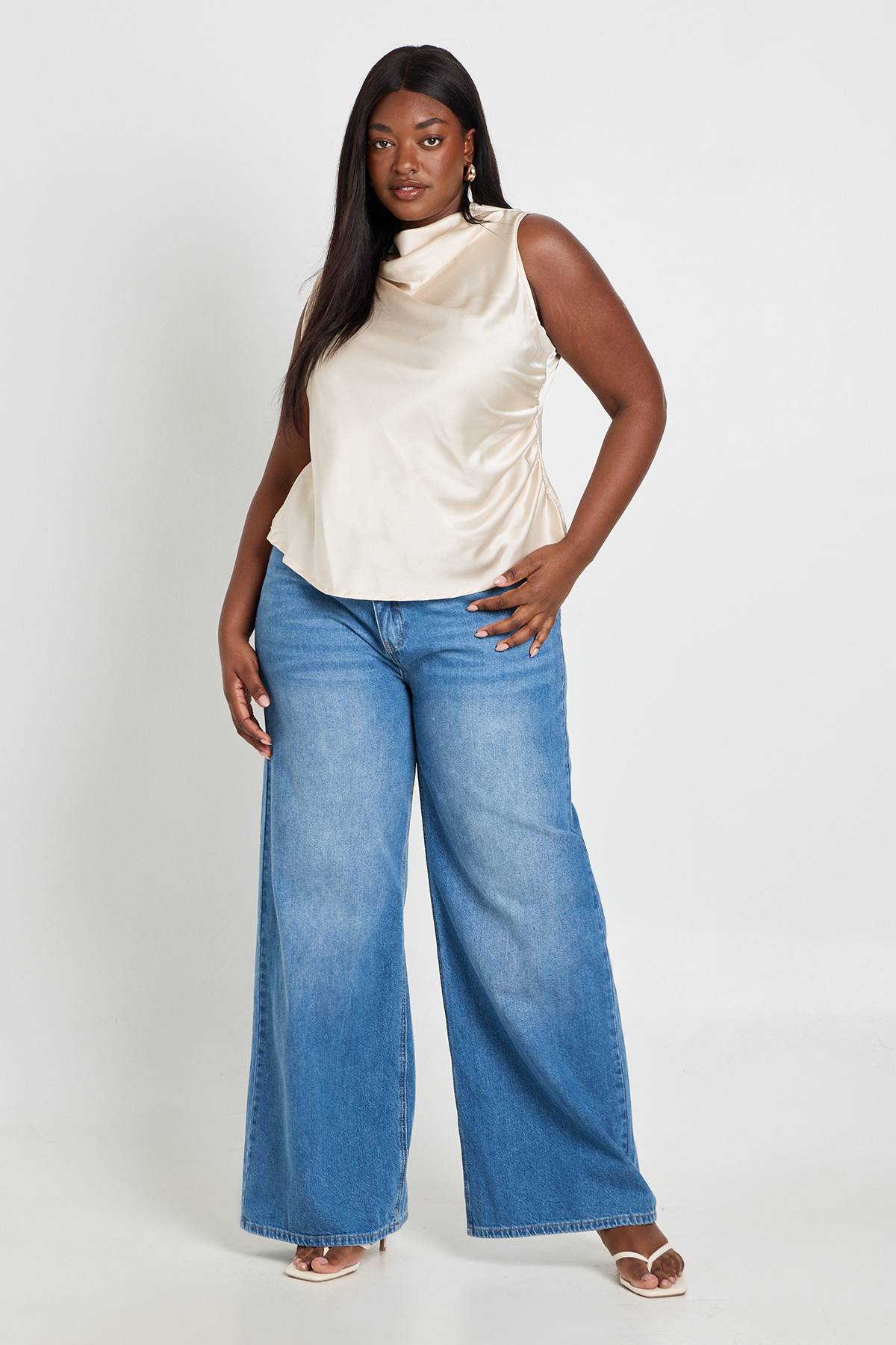 boohoo Haut Grande Taille En Satin Drapé Avec Fronces Latérales