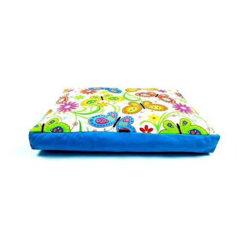 Cama hipoalergênica colorida para cães com estampa de borboletas.