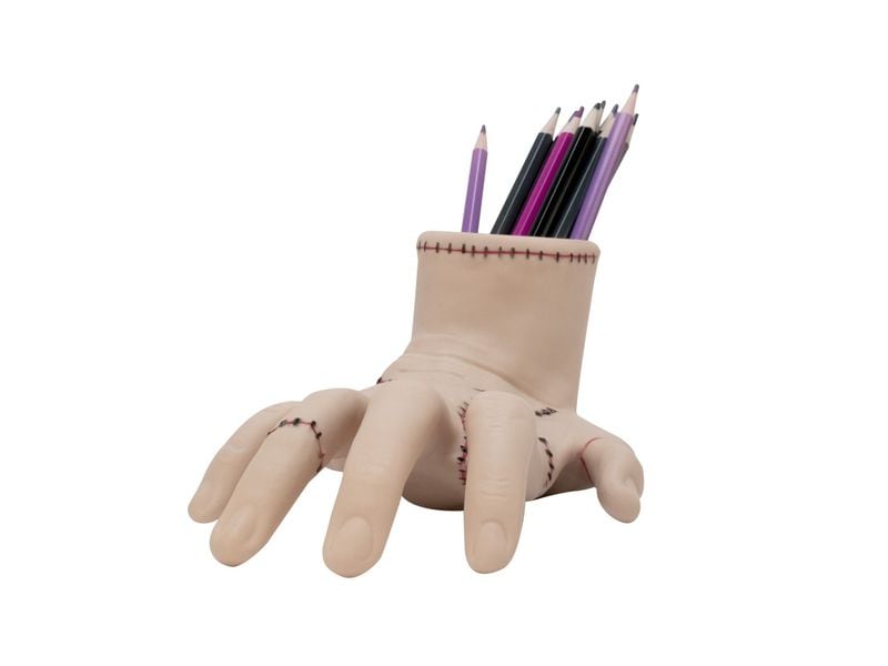 Thumbs Up! Wednesday Stiftebecher im Design der kalten Hand Fanartikel aus dem Wednesday-Universum