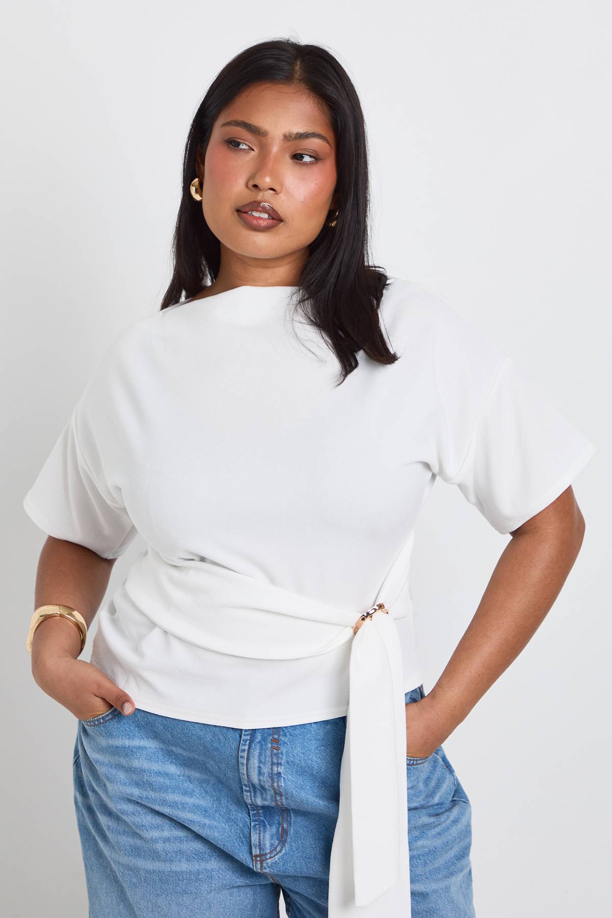 boohoo Haut À Manches Courtes En Crêpe Avec Encolure Montante, Ceinture À Détail Doré