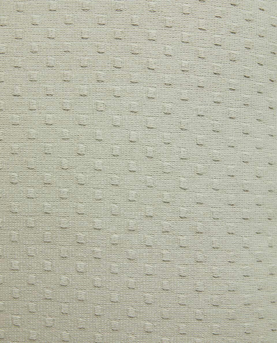 CAPA DE ALMOFADA COM ESTAMPA DE BOLINHAS
