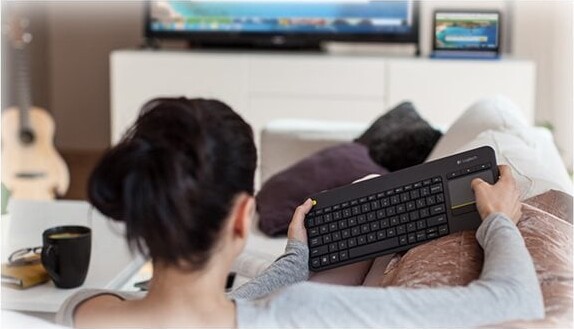 Logitech K400 Plus - Trådløs Tastatur Med Touchpad - Nordisk Layout - Sort