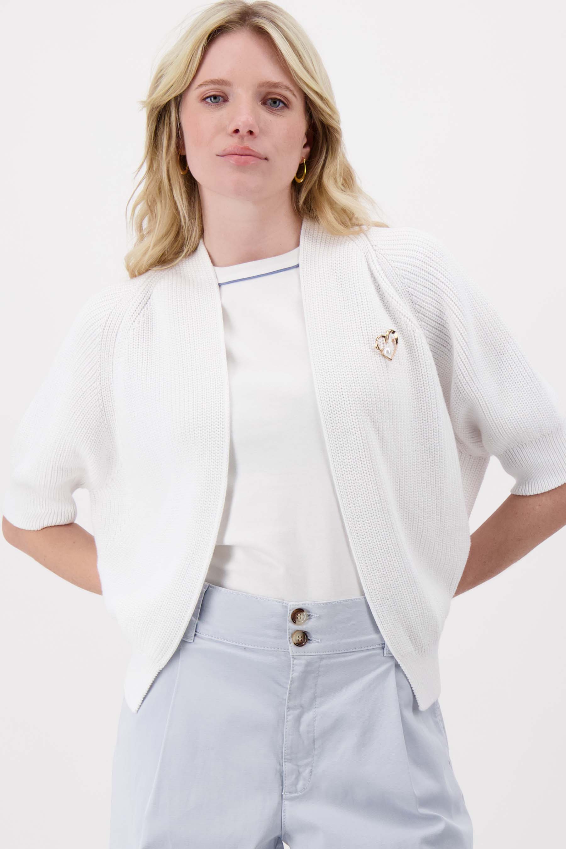 vest met vleermuis mouwen met broche