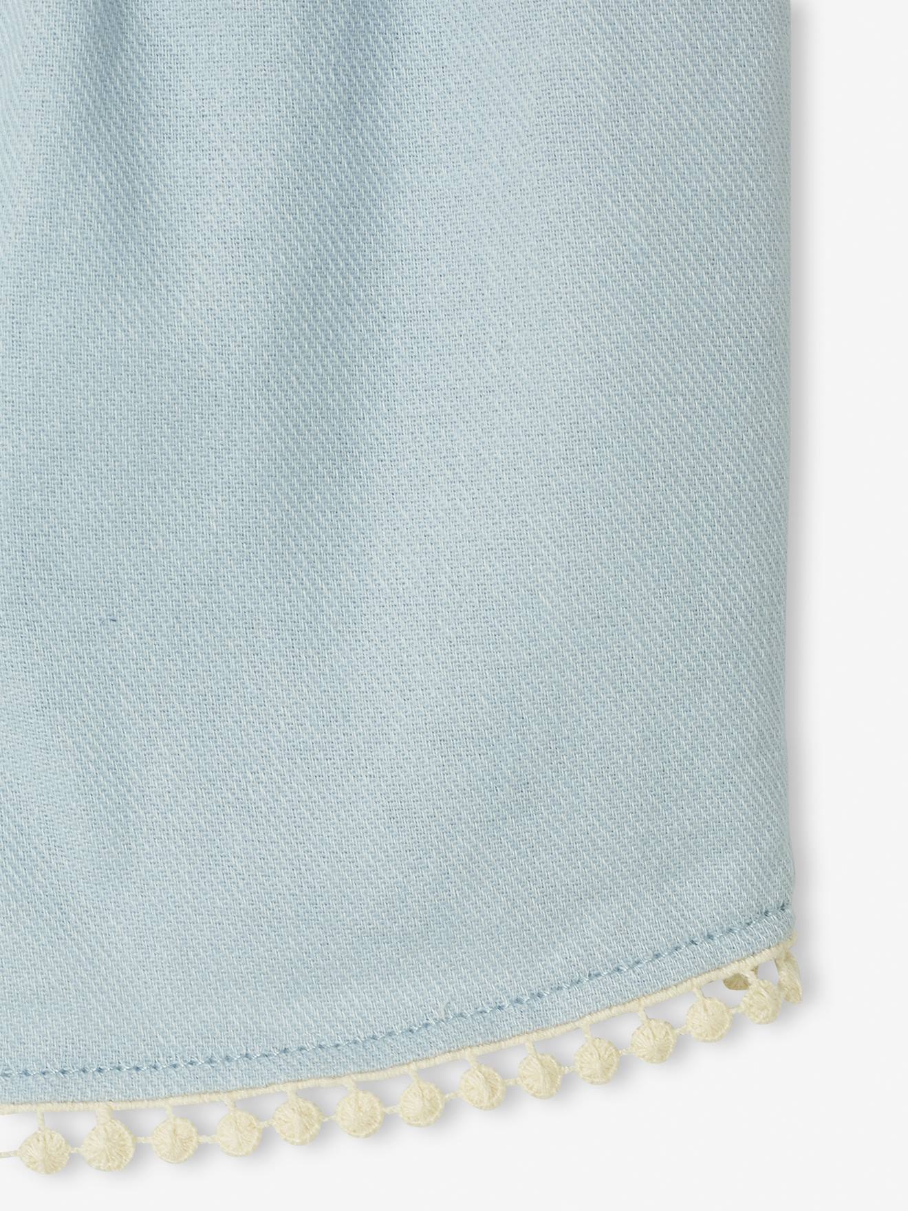 Calção de bebê azul claro com detalhe de pompom