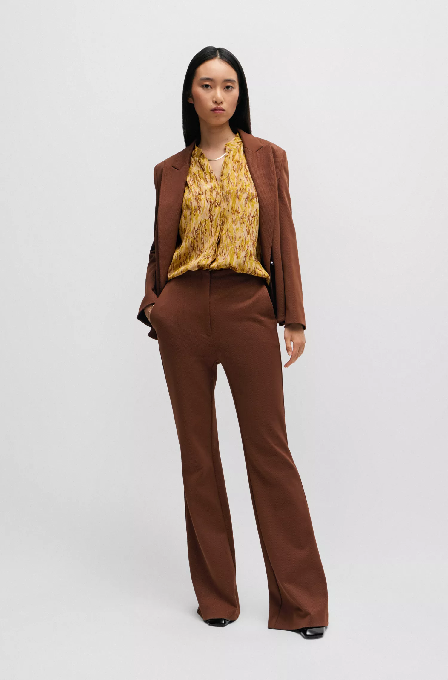 Blusa BOSS preta de corte regular em seda estampada.