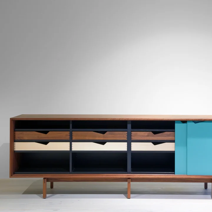 Andersen Furniture - S1 Sideboard, Eiche geölt/ Türen Doeskin (beige), Iron (metallgrau), Silver (silber weiss), Iron (metallgrau)