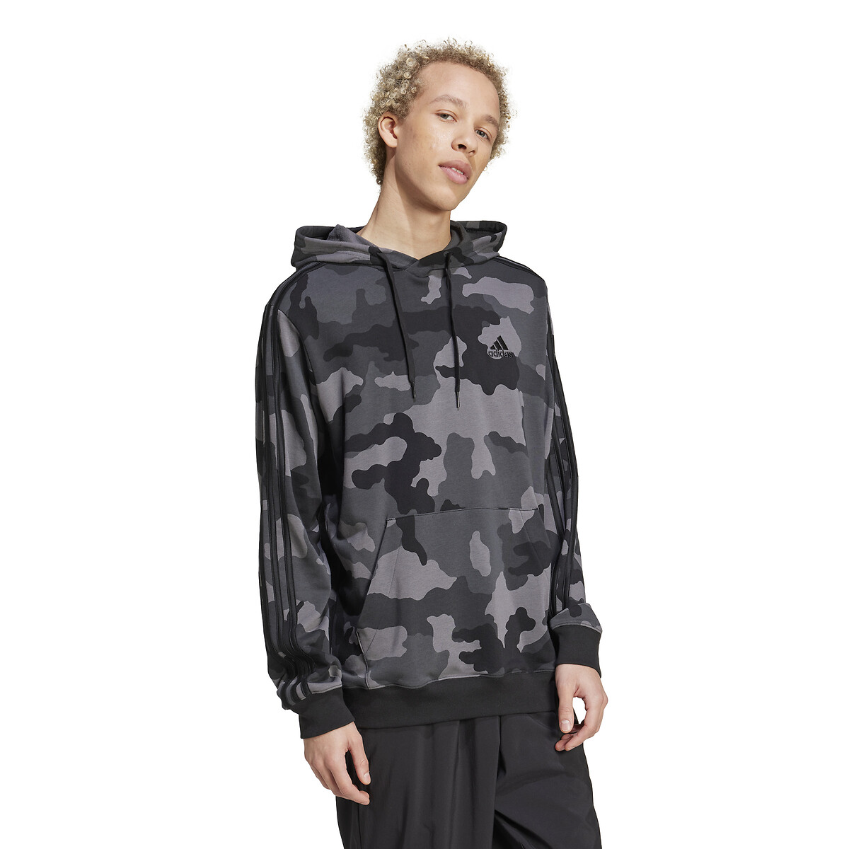 ADIDAS ROUPAS ESPORTIVAS<br>Moletom com capuz e estampa camuflada