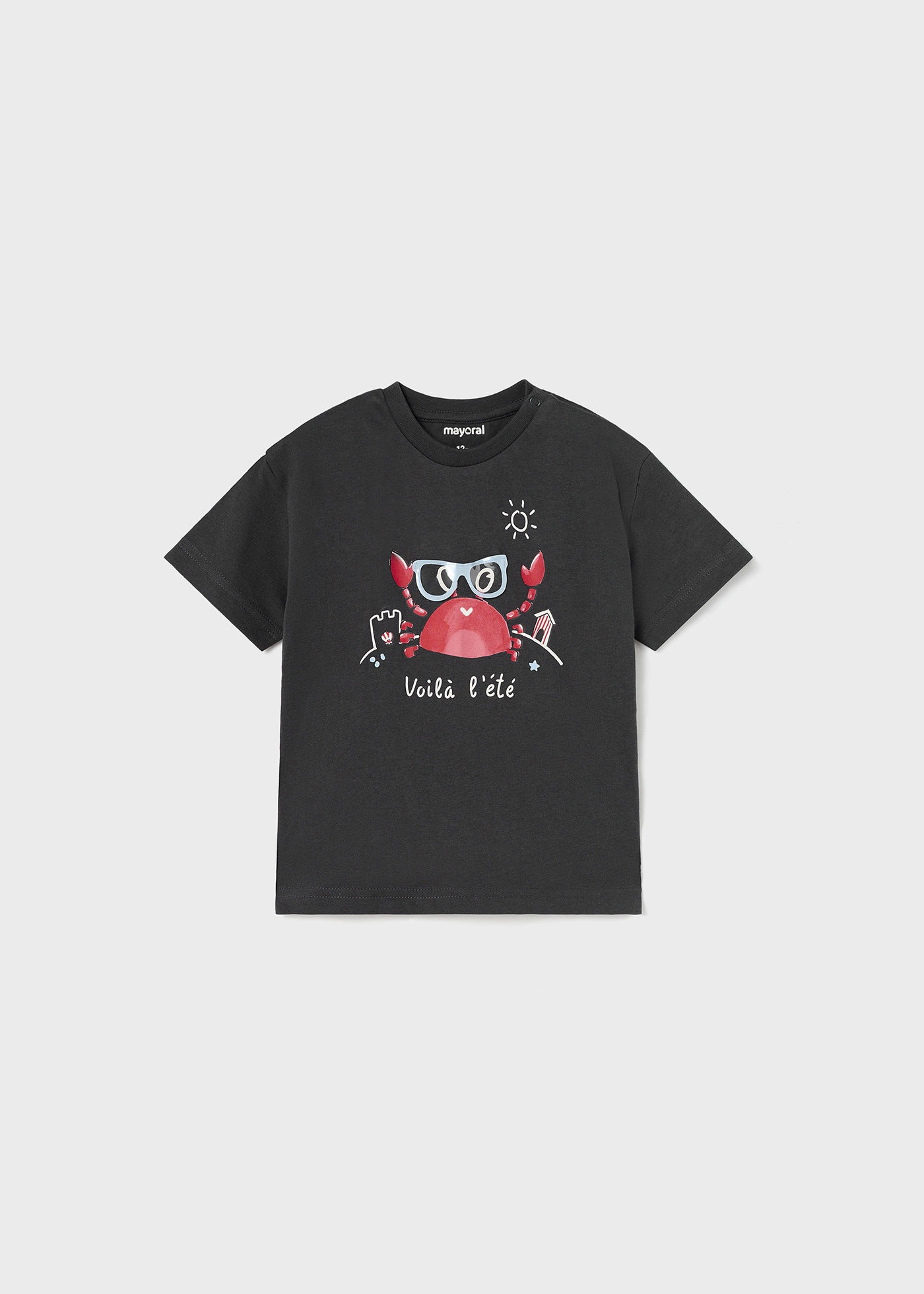 Camiseta infantil de manga curta com estampa interativa.