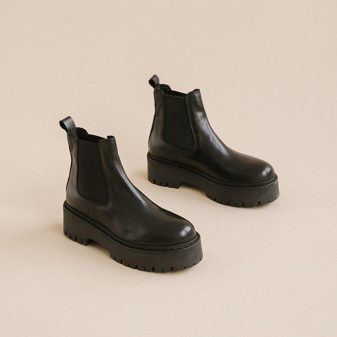 Boots à plateformes et bouts ronds  en cuir noir