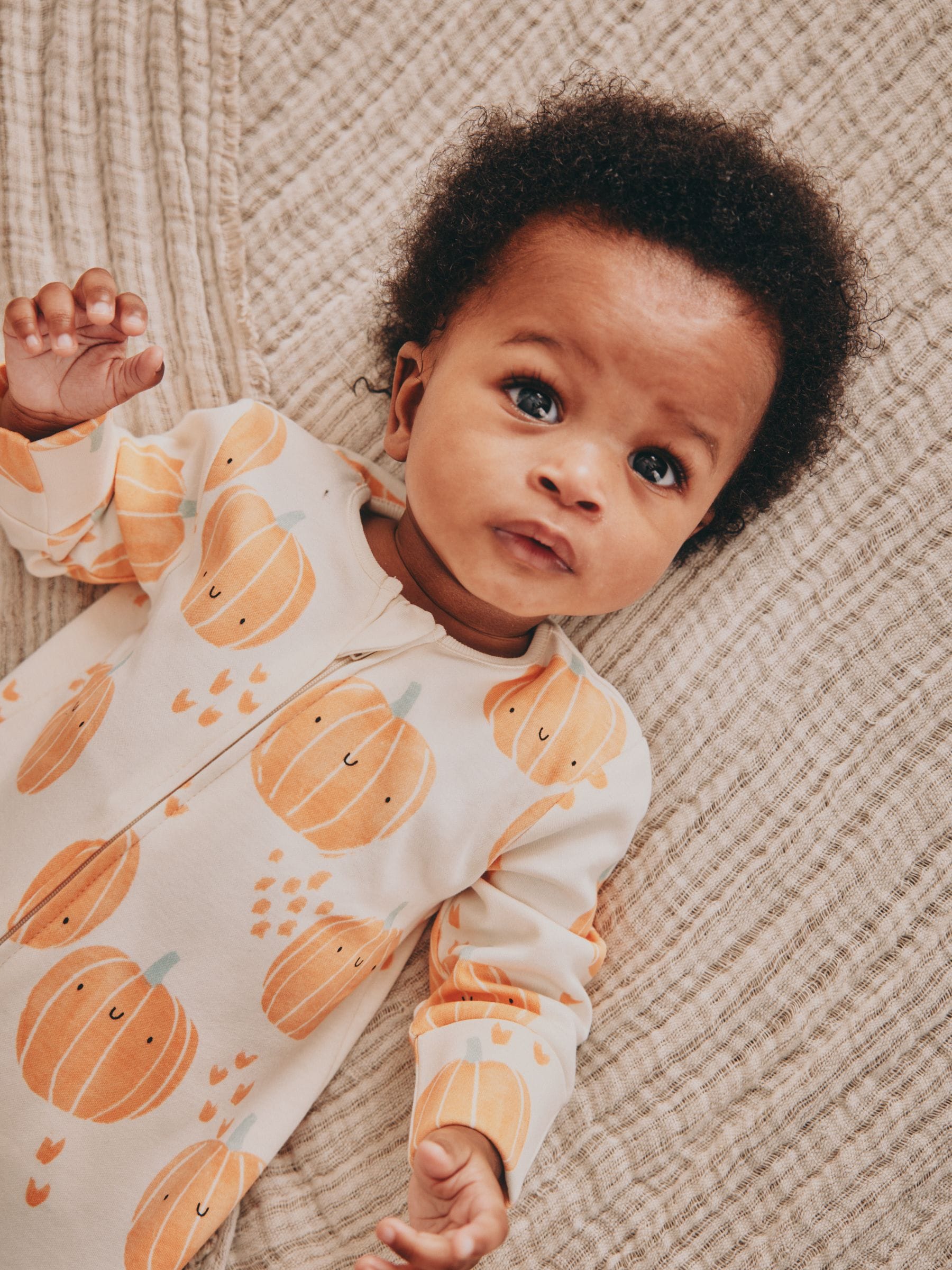 Oranje - Voetloze babypyjama met tweewegrits met pompoenen (0mnd-3jr)