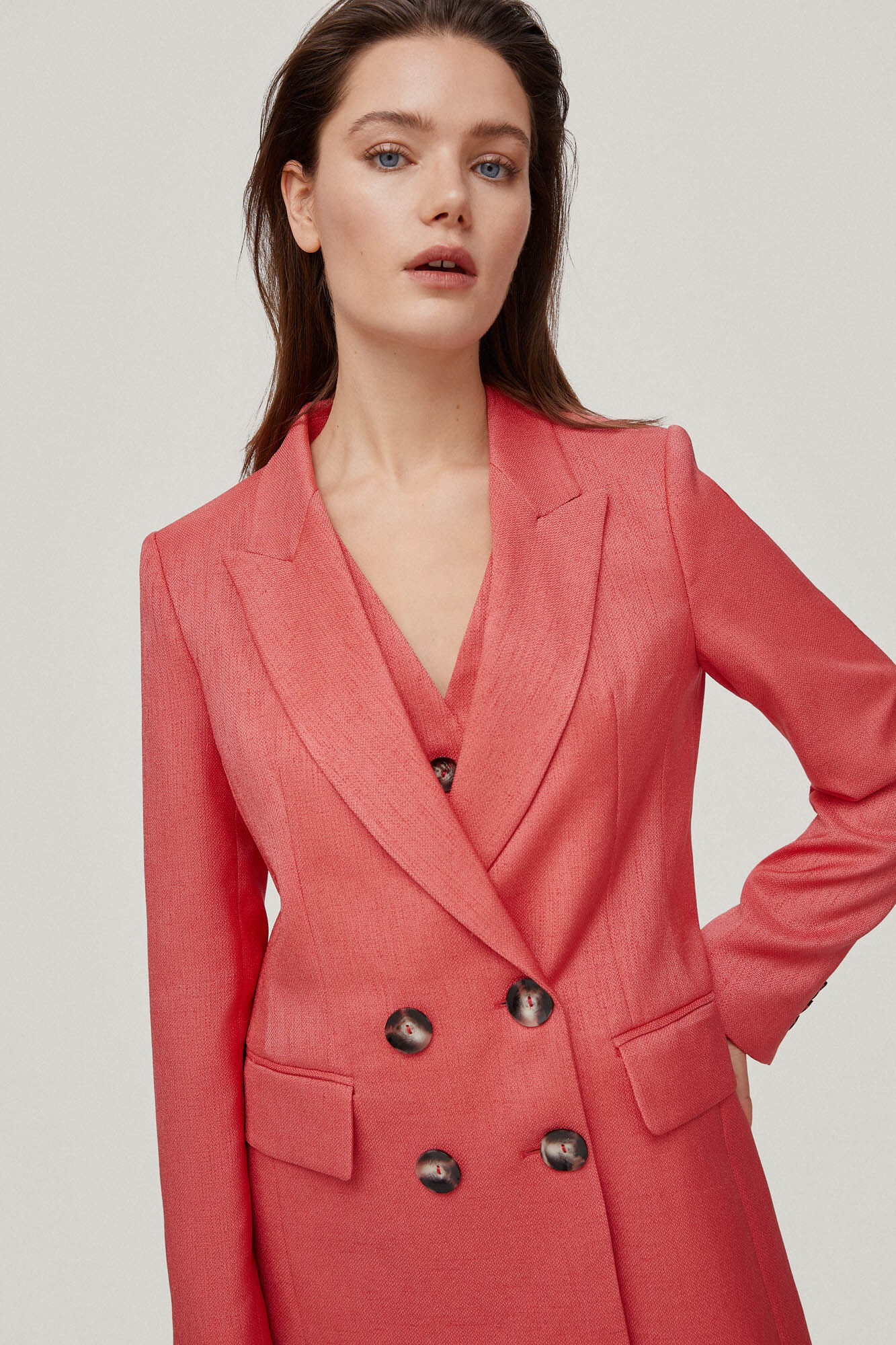 Blazer de abotoamento duplo com botões contrastantes. - Coral