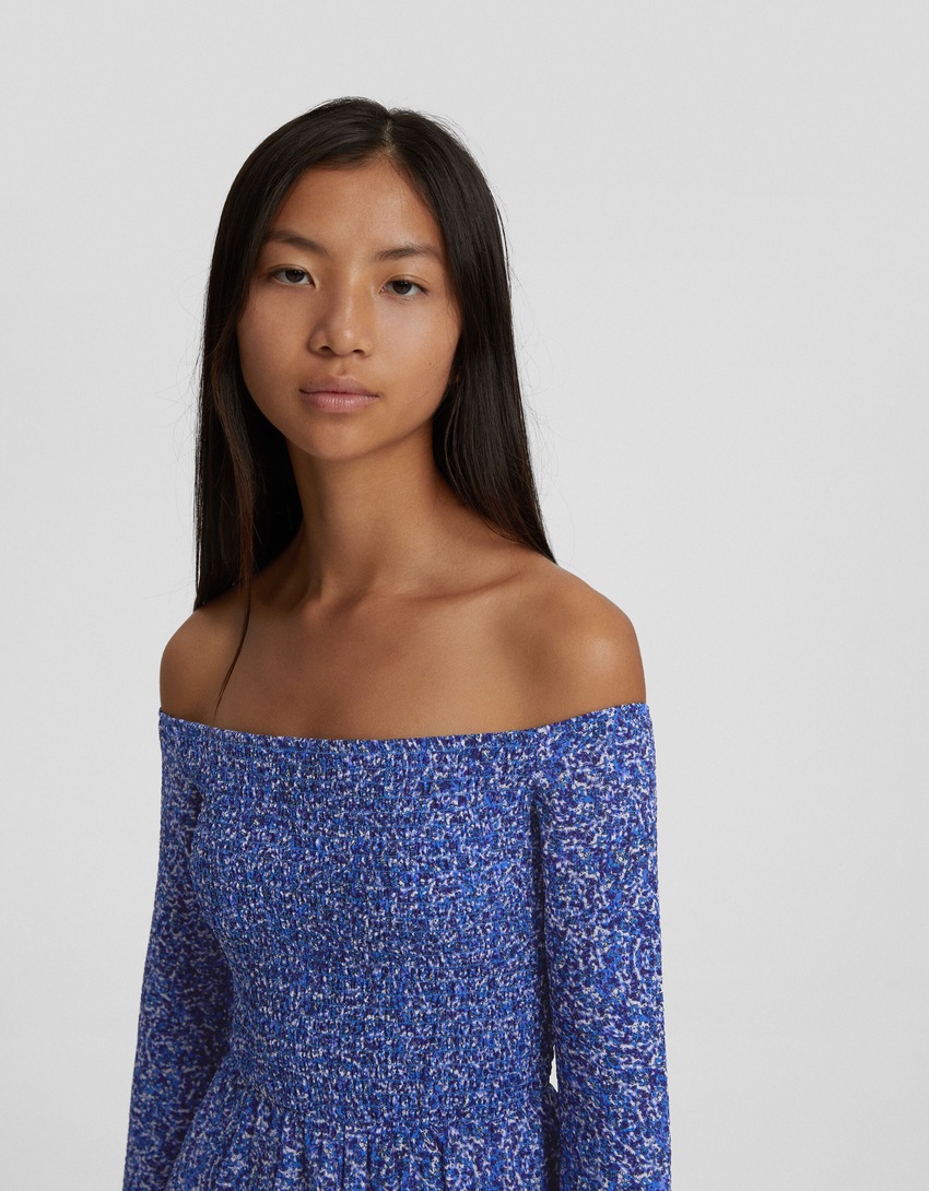 Vestido curto de manga comprida com estampa floral e decote ombro a ombro