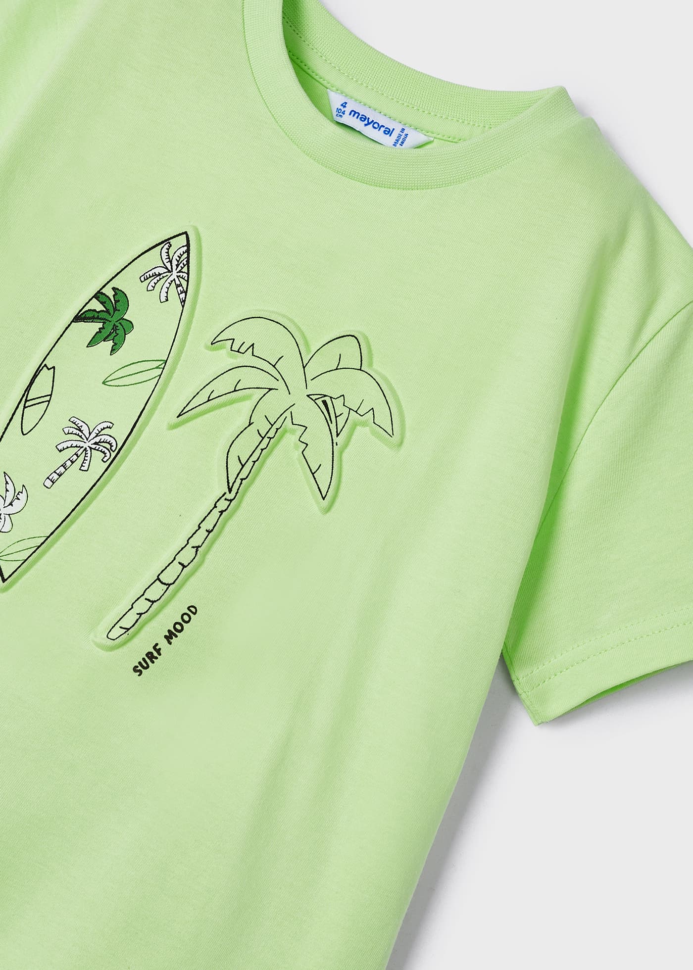 Camiseta infantil masculina em algodão sustentável com estampa.