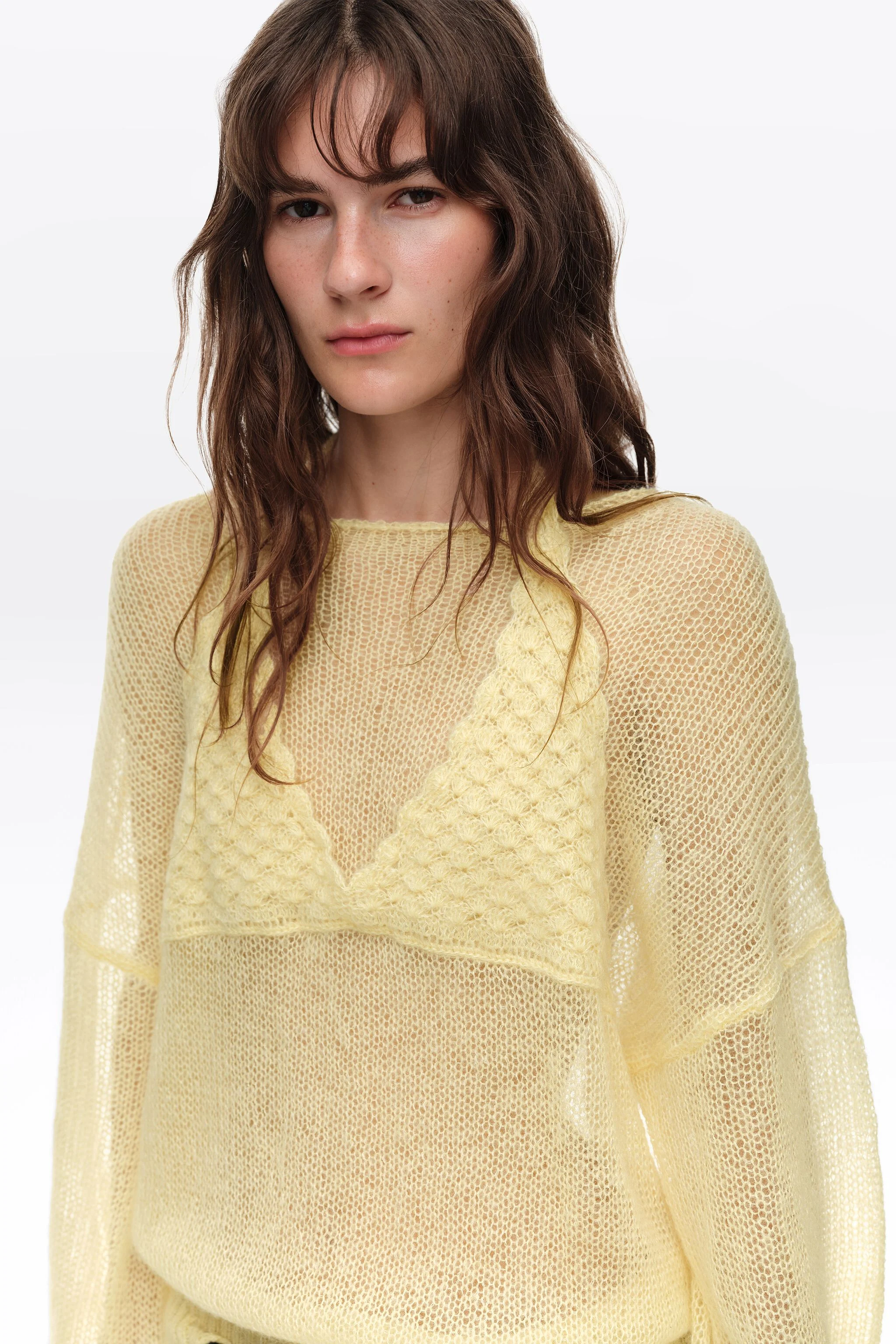 Suéter de mohair amarelo claro com sobreposição de blusa